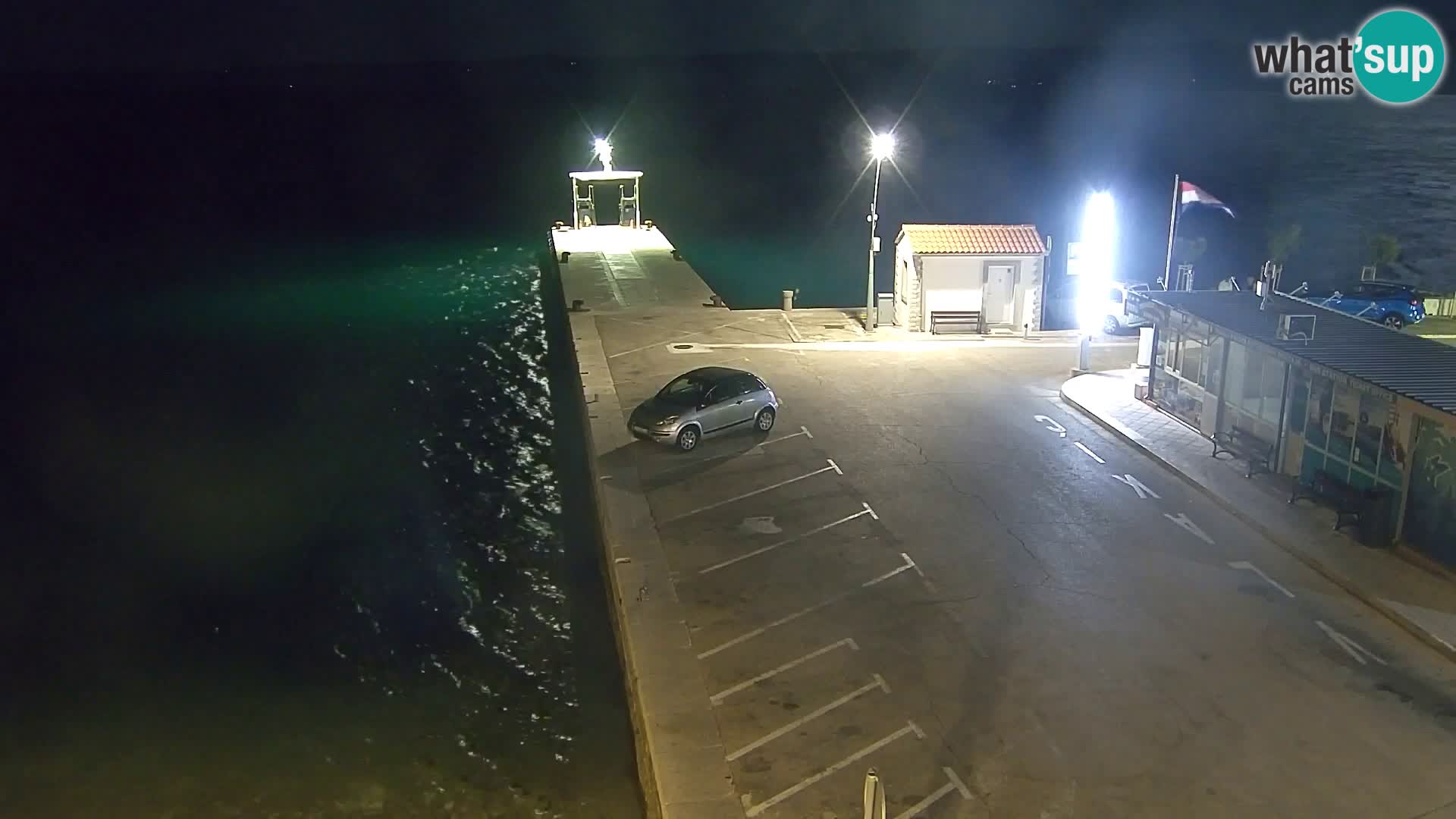 Spletna kamera Bol – Center mesta in marina v živo