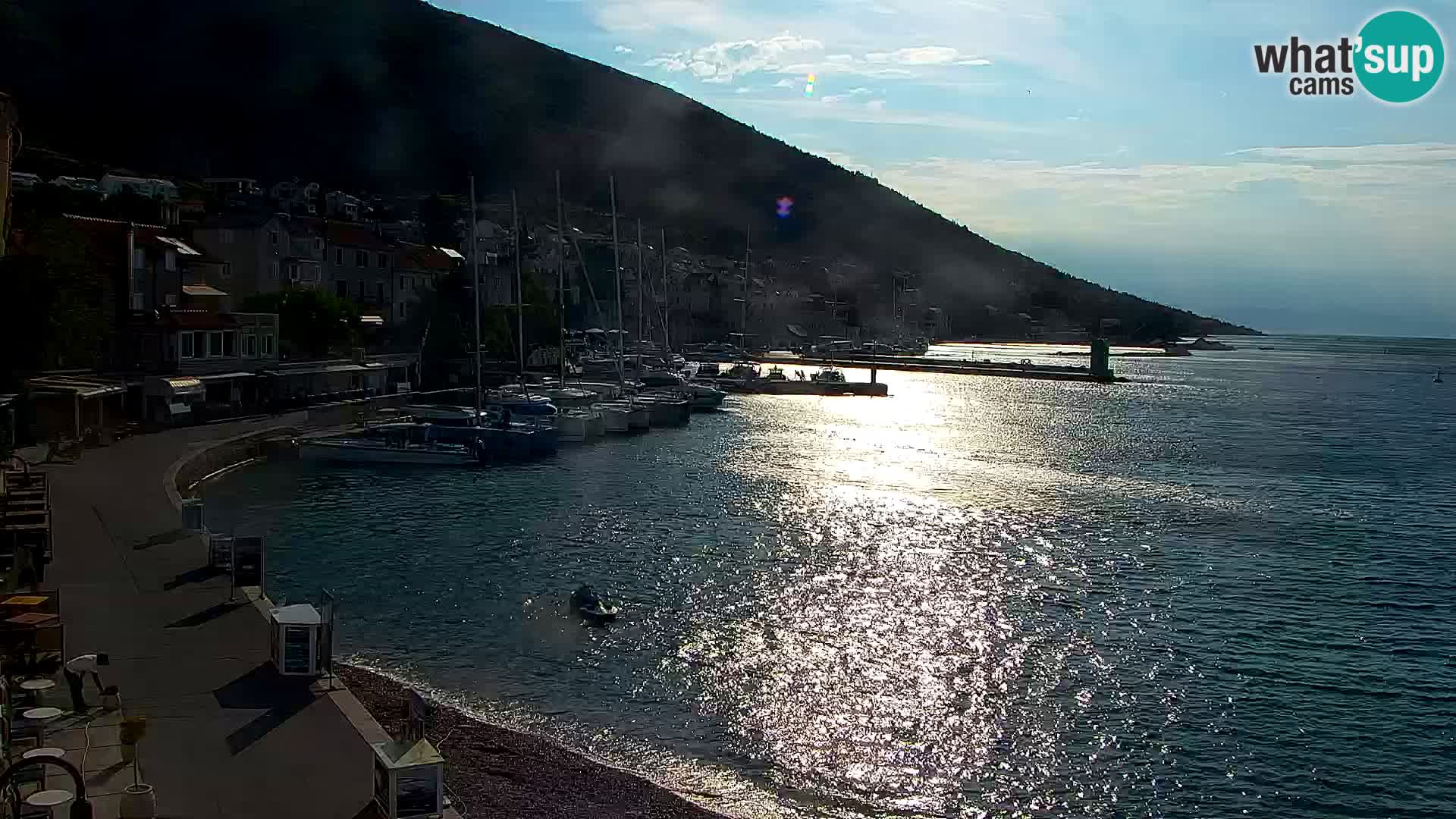 Spletna kamera Bol – Center mesta in marina v živo