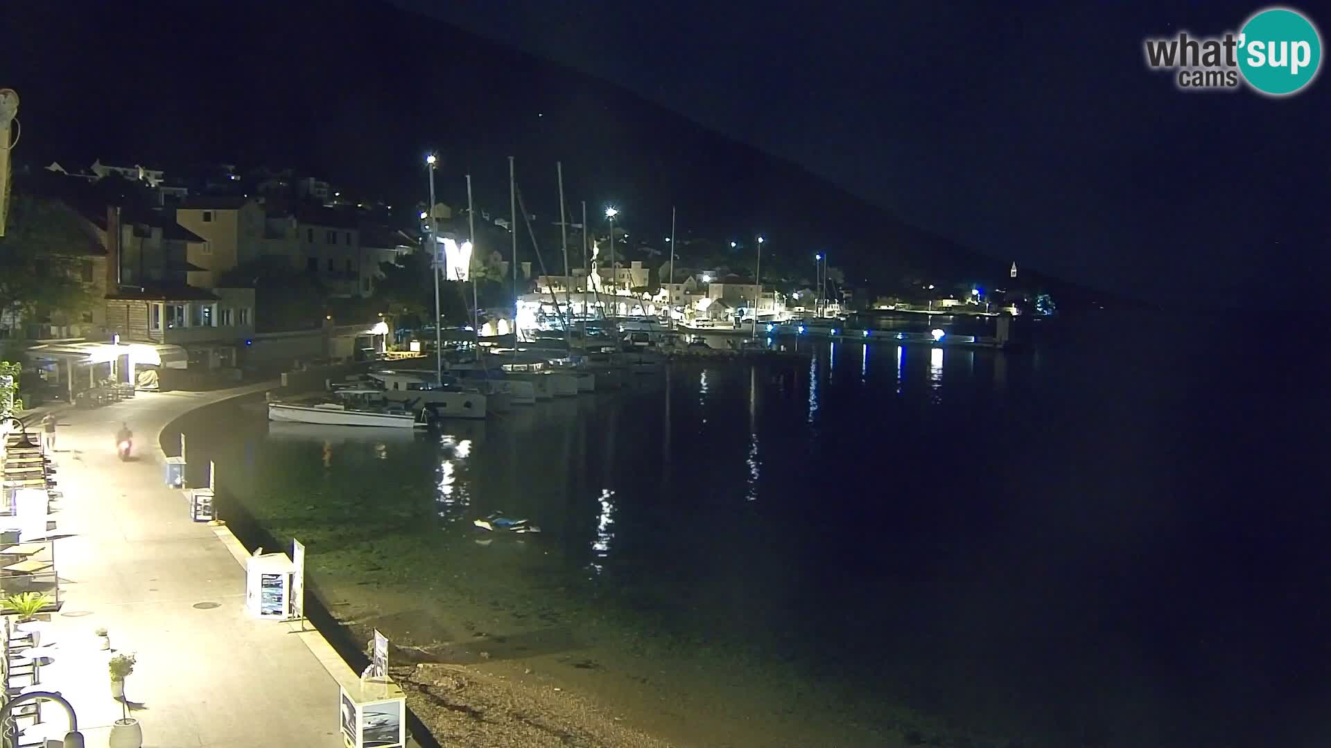 Spletna kamera Bol – Center mesta in marina v živo