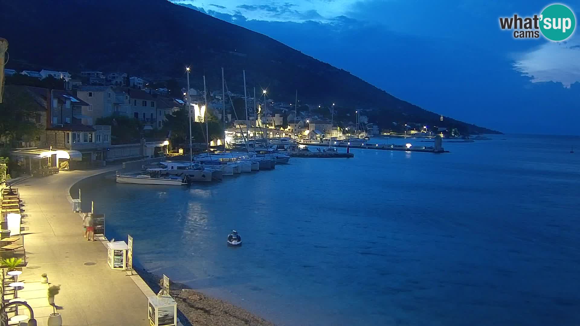Web kamera Bol – Centar mjesta i marina | Pogled uživo