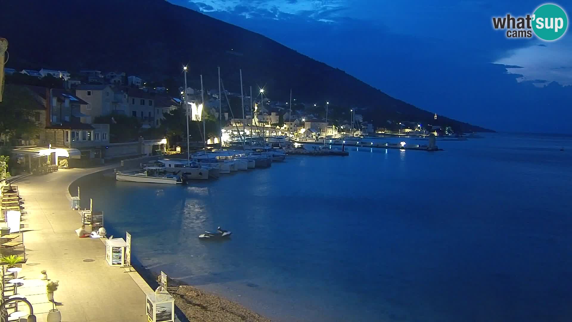 Web kamera Bol – Centar mjesta i marina | Pogled uživo