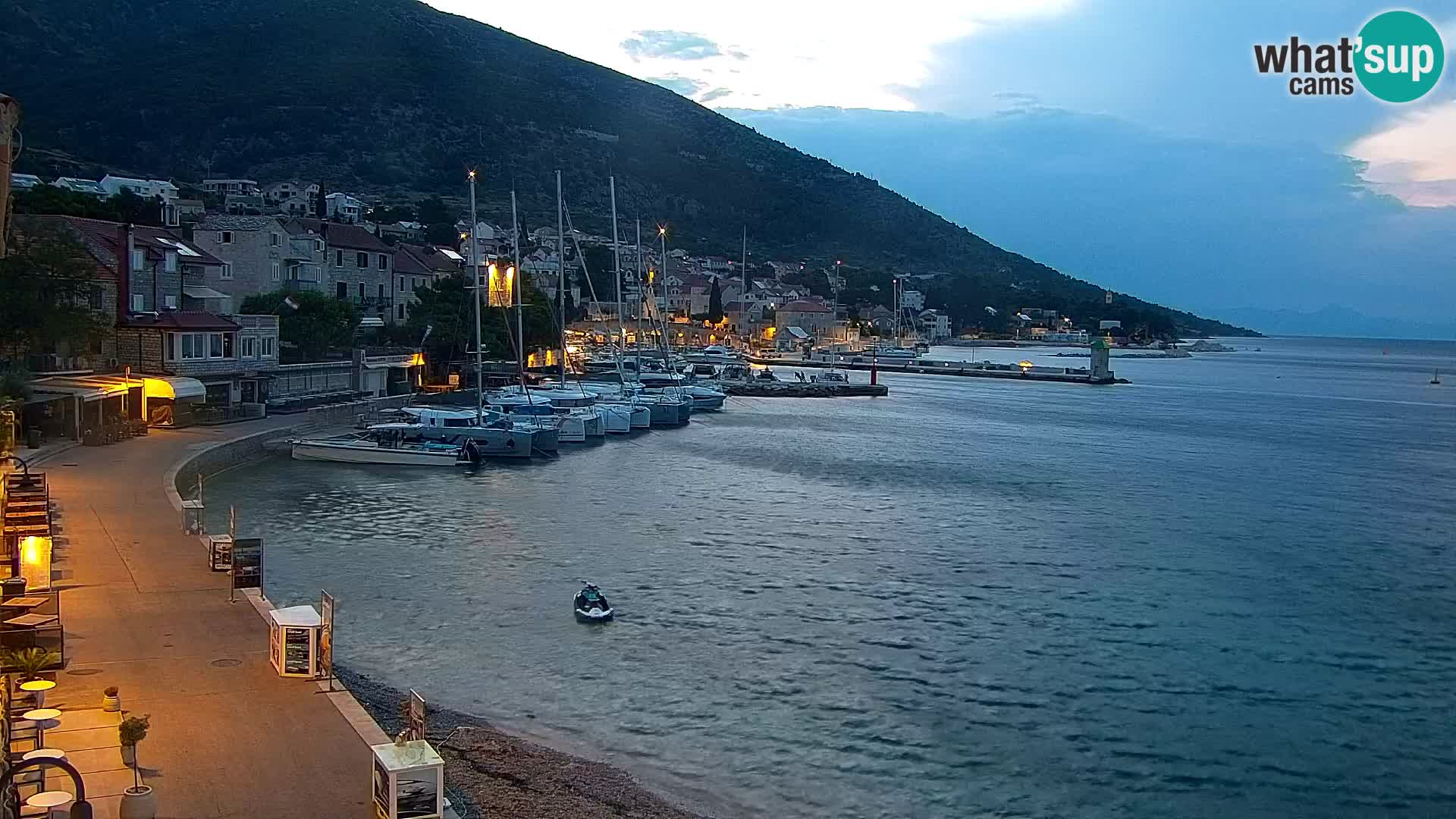 Webcam Bol Centro e Marina – Vista live dal porto di Bol