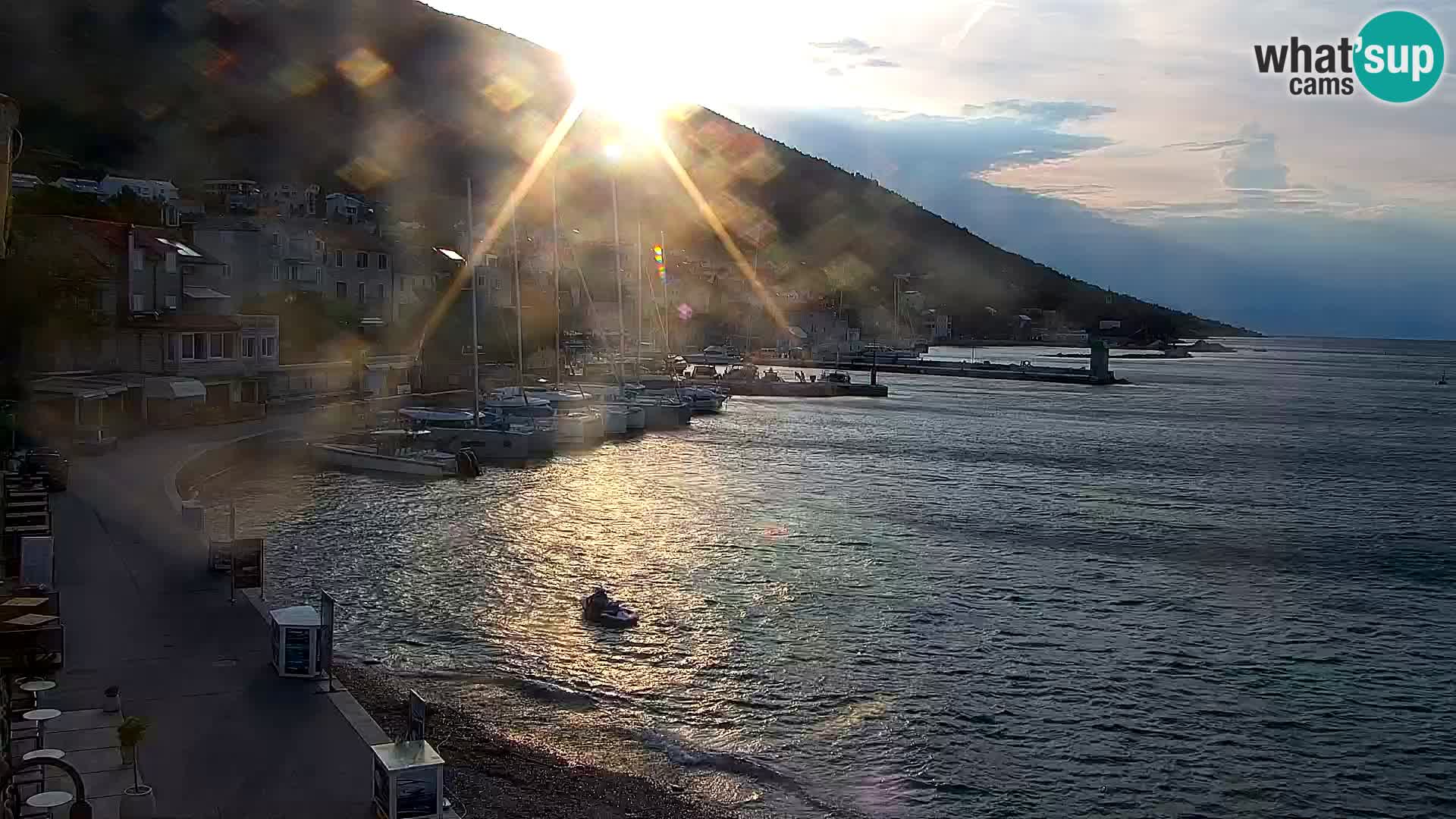 Spletna kamera Bol – Center mesta in marina v živo