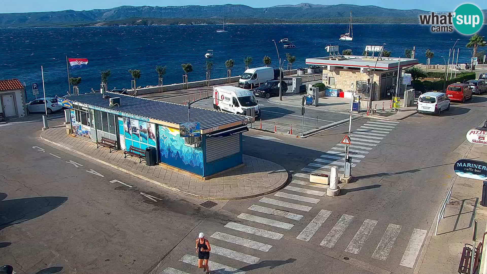 Spletna kamera Bol – Center mesta in marina v živo