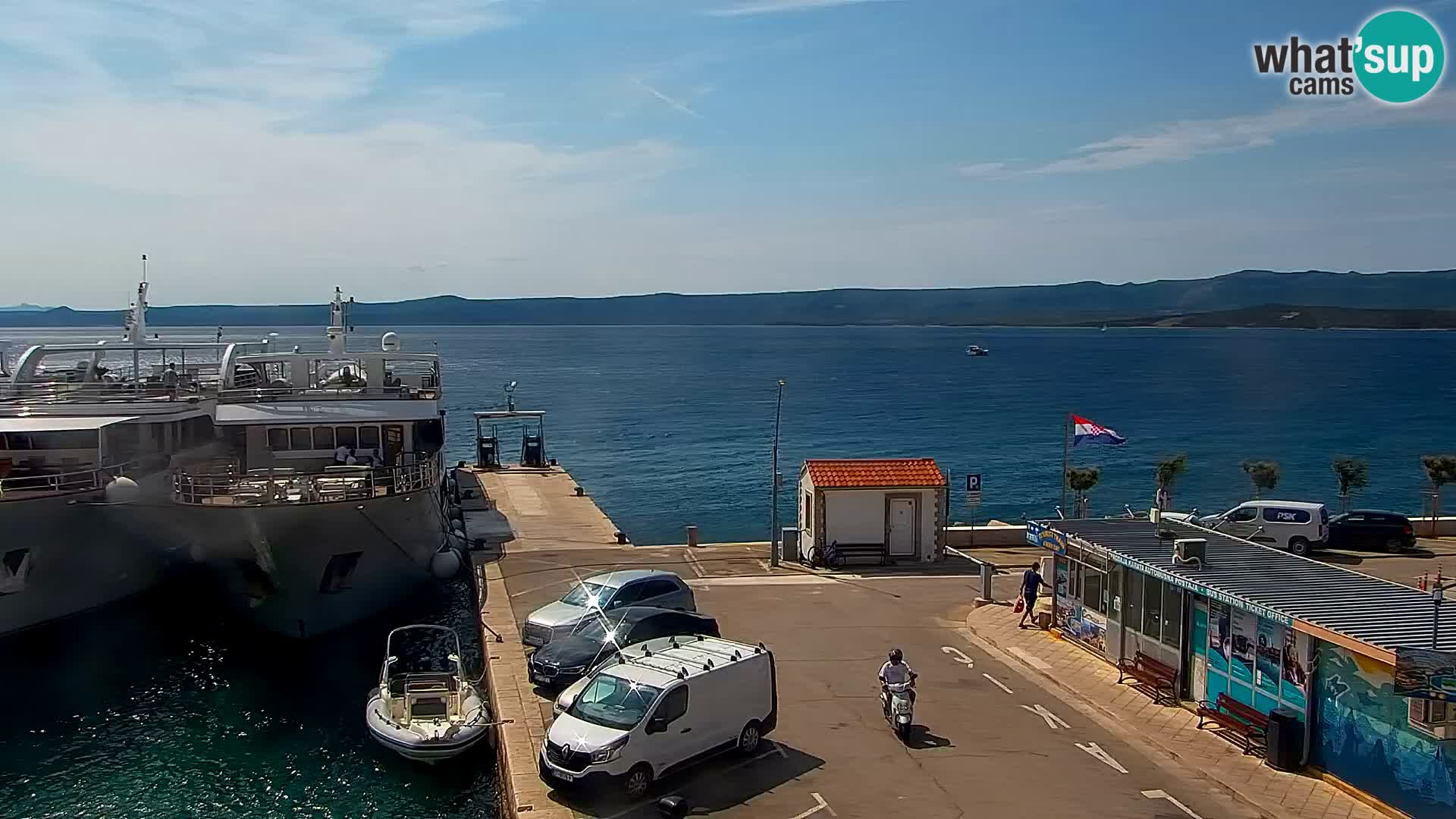 Web kamera Bol – Centar mjesta i marina | Pogled uživo