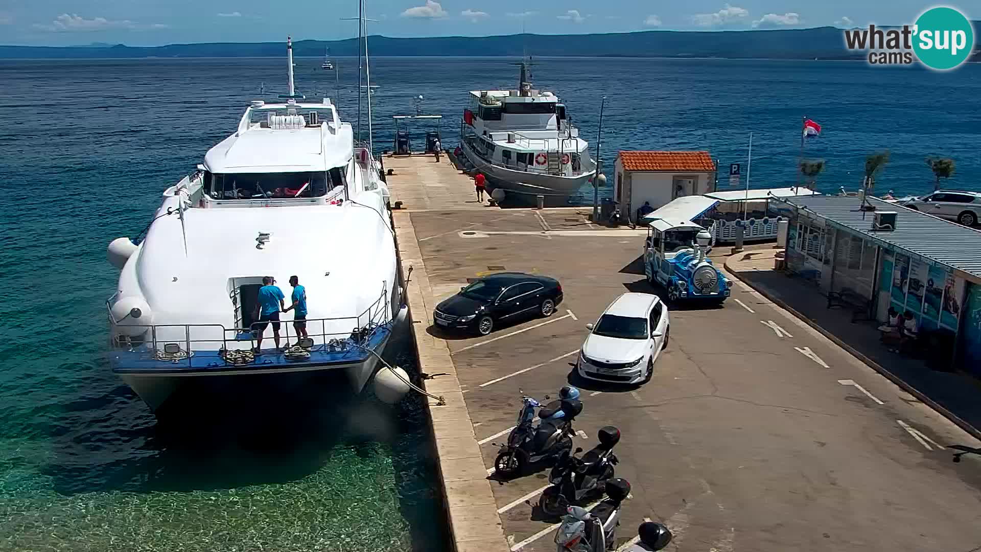 Spletna kamera Bol – Center mesta in marina v živo
