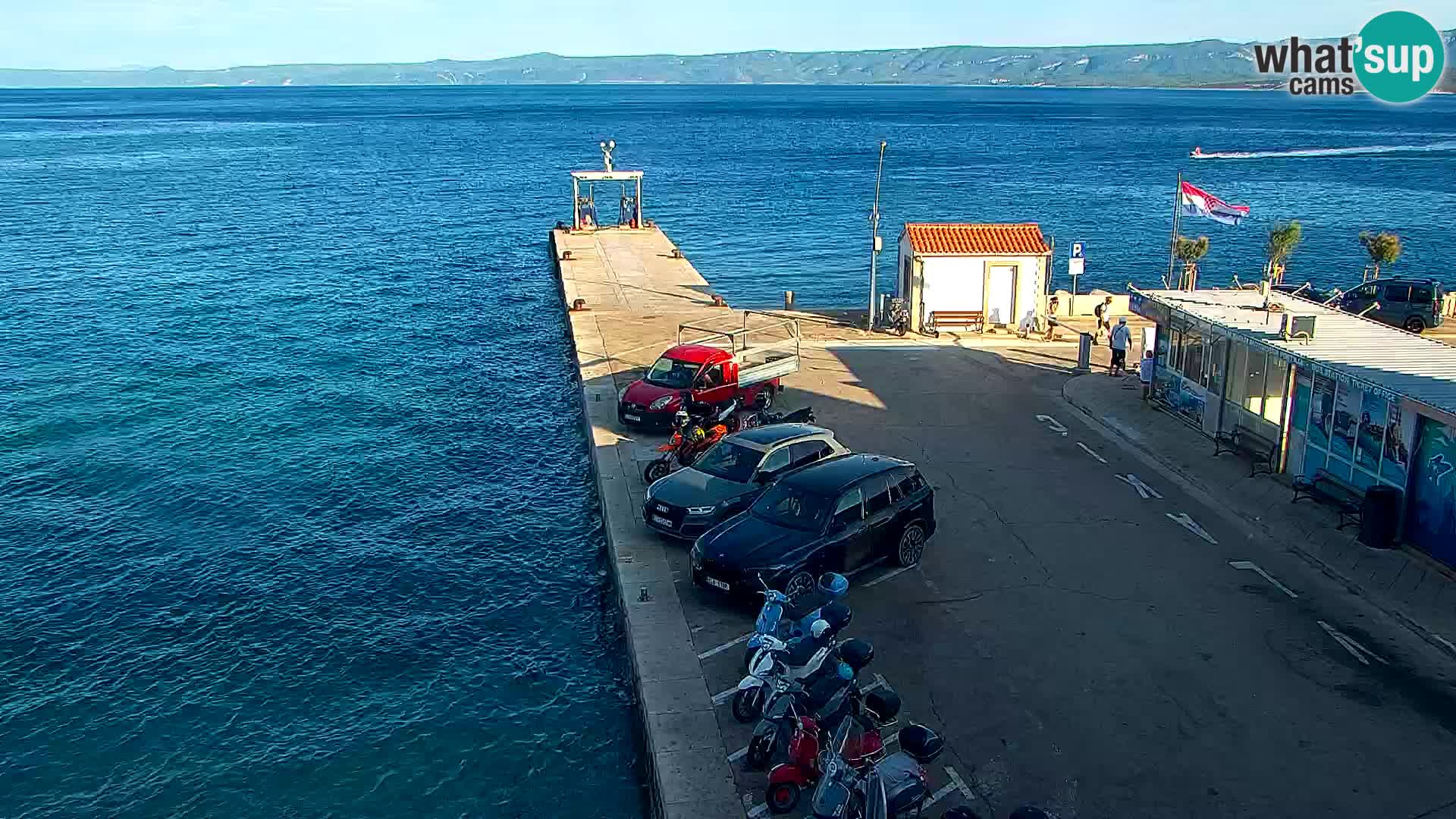 Web kamera Bol – Centar mjesta i marina | Pogled uživo