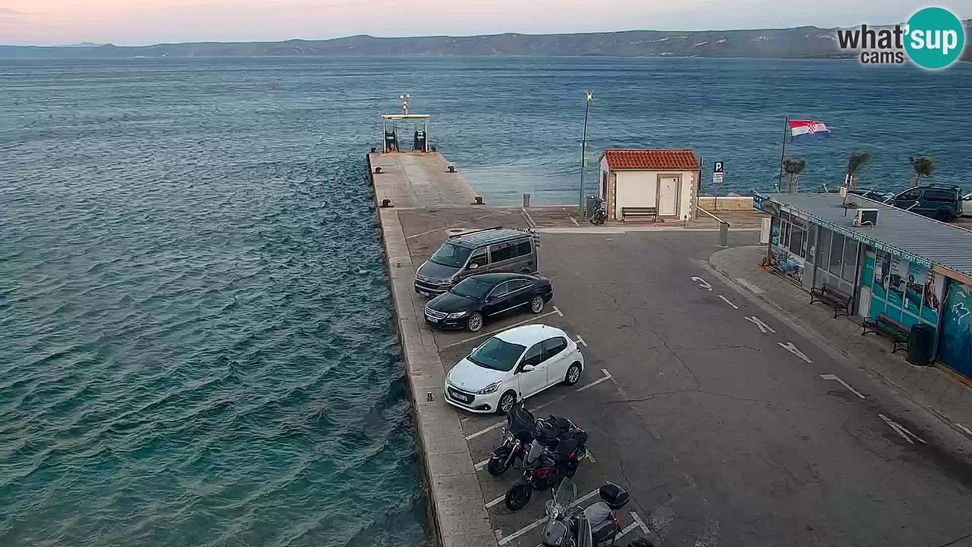 Web kamera Bol – Centar mjesta i marina | Pogled uživo