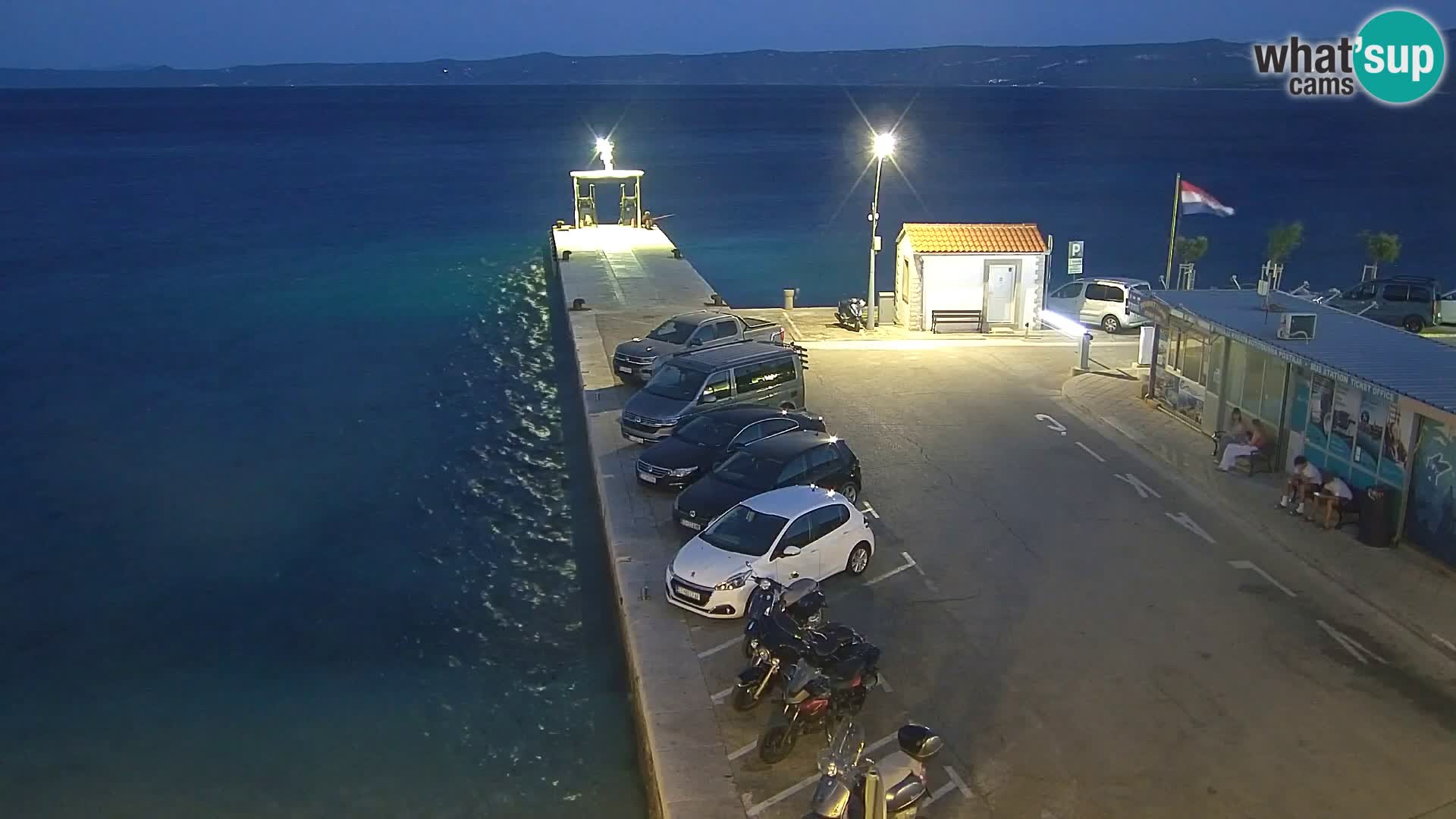 Web kamera Bol – Centar mjesta i marina | Pogled uživo