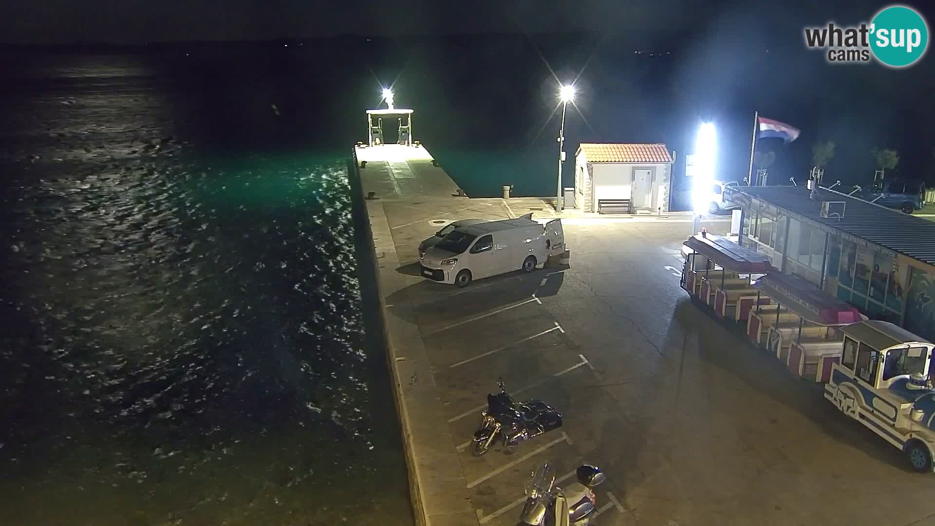 Spletna kamera Bol – Center mesta in marina v živo