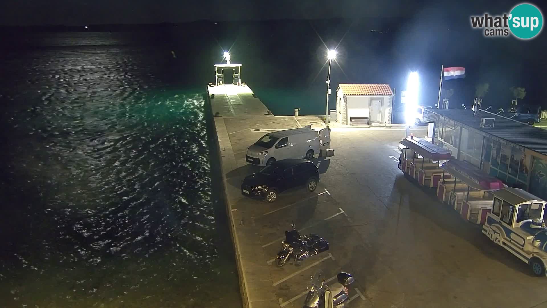 Spletna kamera Bol – Center mesta in marina v živo