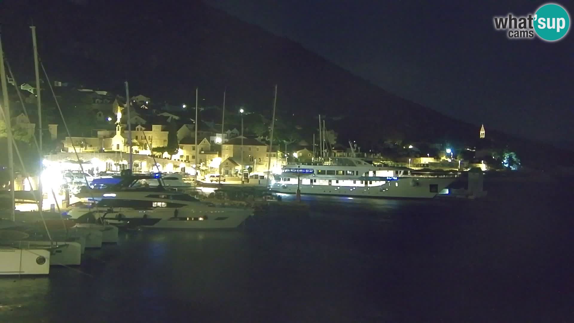 Webcam Bol Centro e Marina – Vista live dal porto di Bol