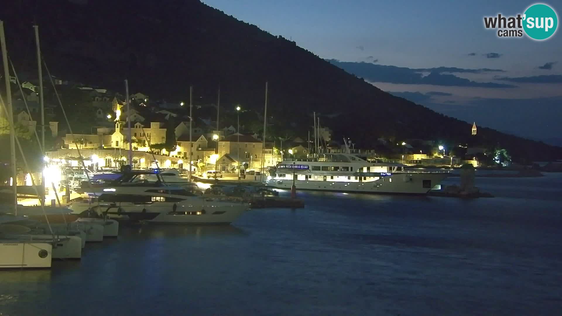 Spletna kamera Bol – Center mesta in marina v živo