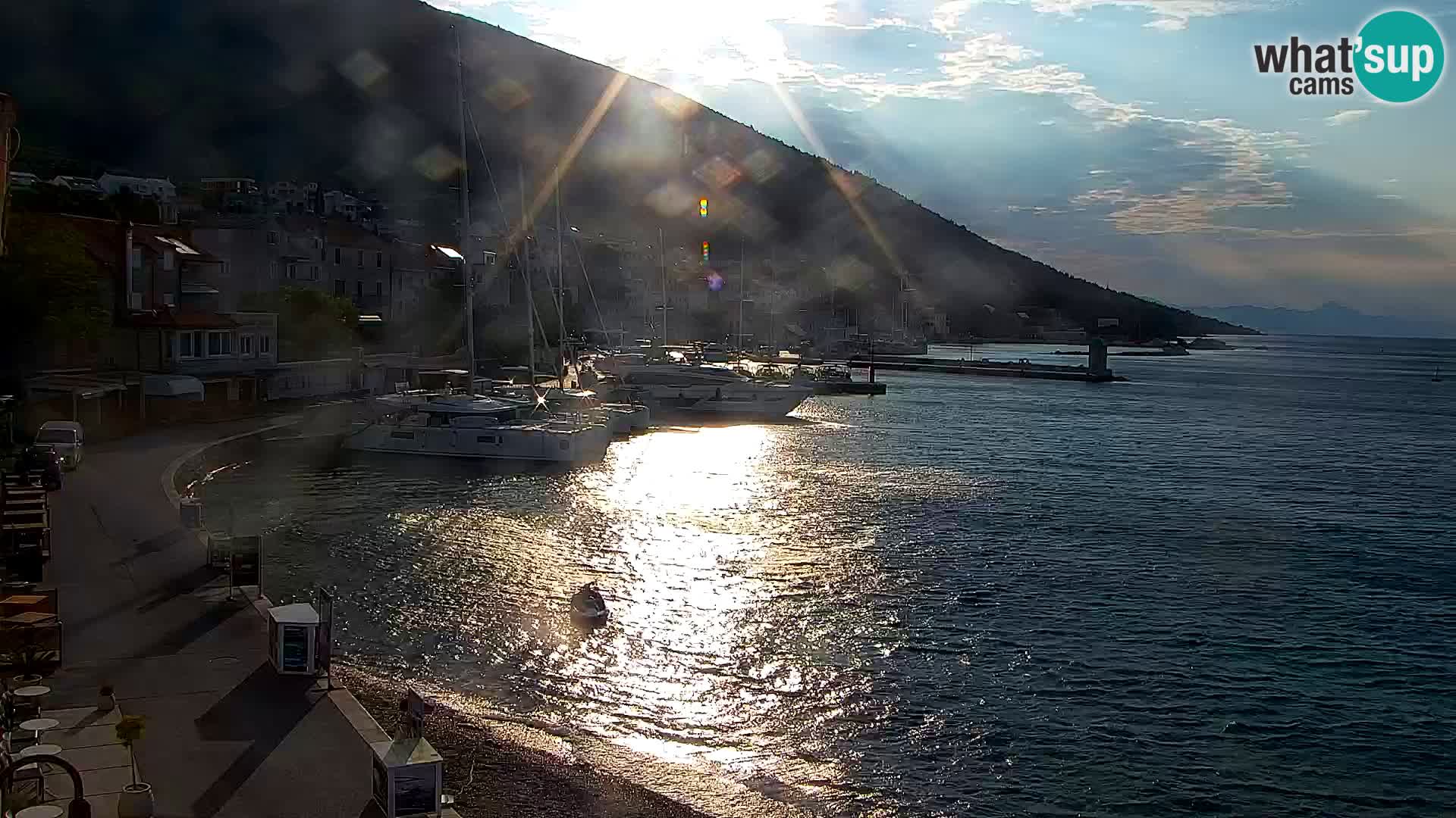 Spletna kamera Bol – Center mesta in marina v živo