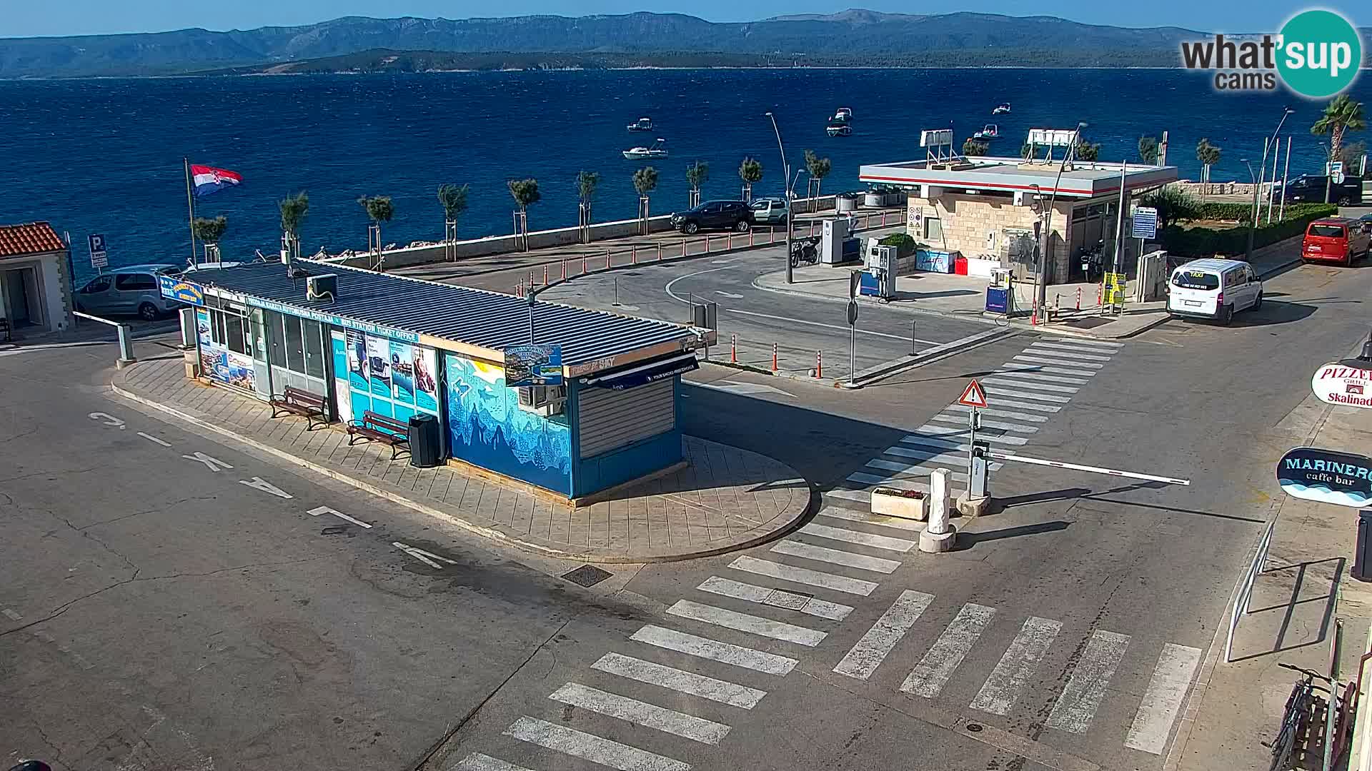 Spletna kamera Bol – Center mesta in marina v živo