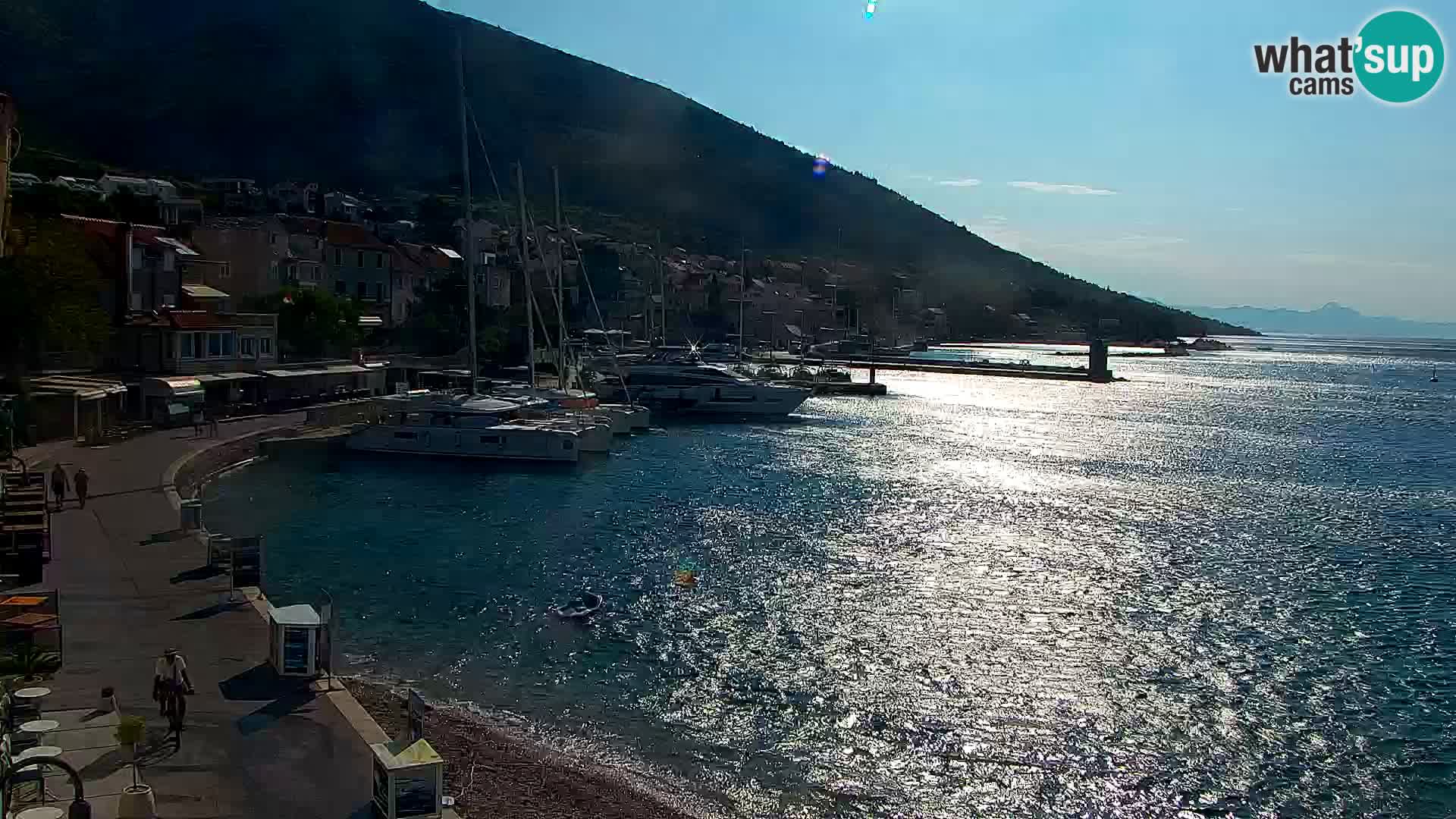 Web kamera Bol – Centar mjesta i marina | Pogled uživo