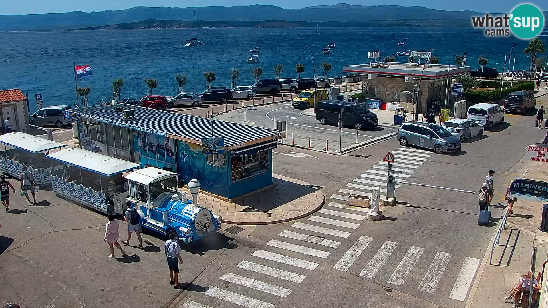 Spletna kamera Bol – Center mesta in marina v živo