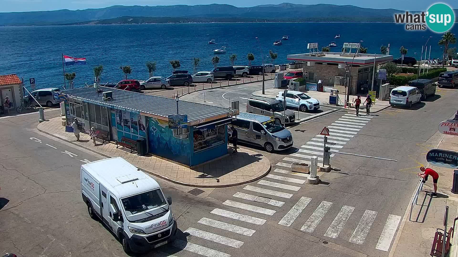 Spletna kamera Bol – Center mesta in marina v živo