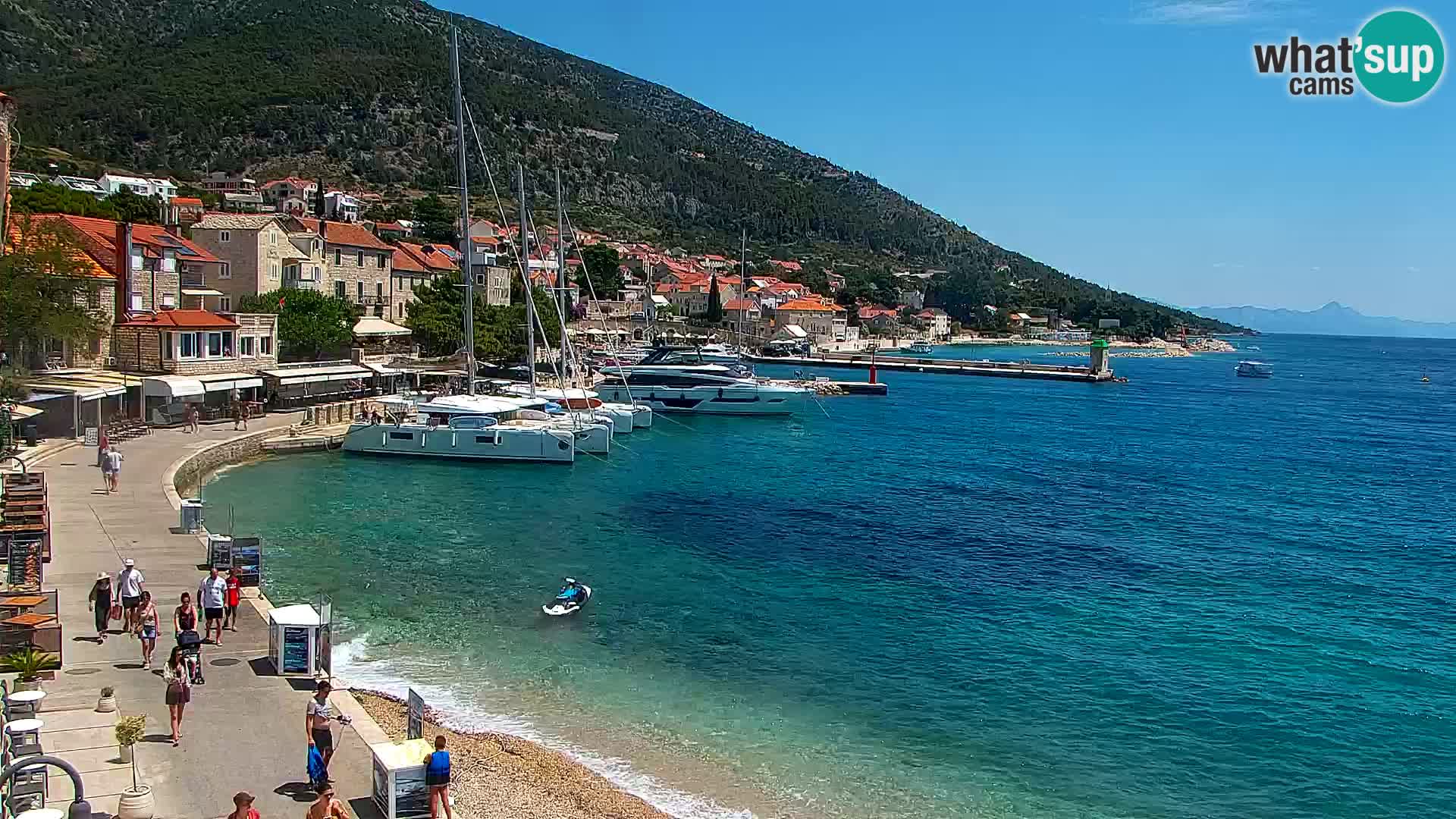 Spletna kamera Bol – Center mesta in marina v živo