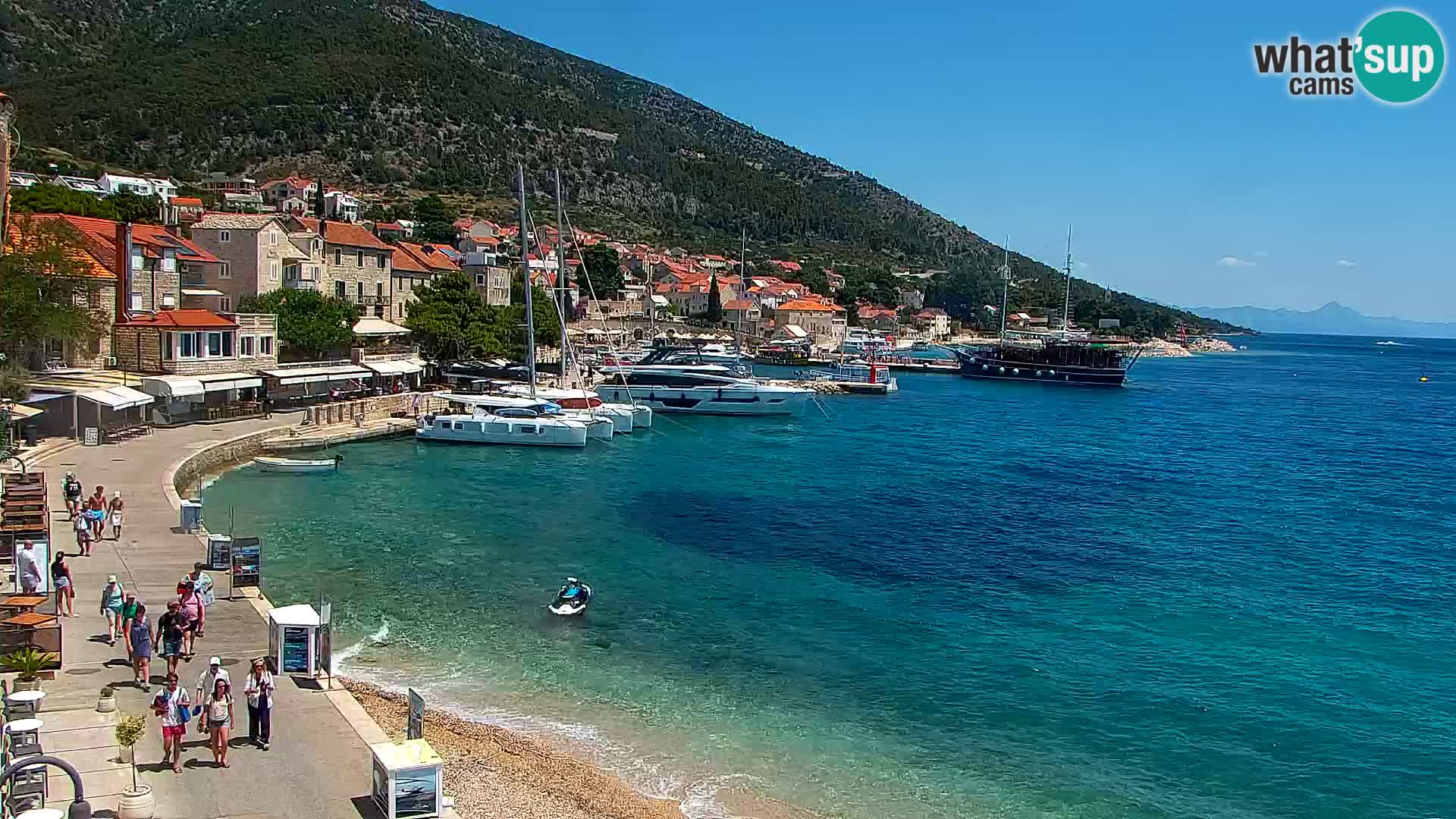 Spletna kamera Bol – Center mesta in marina v živo