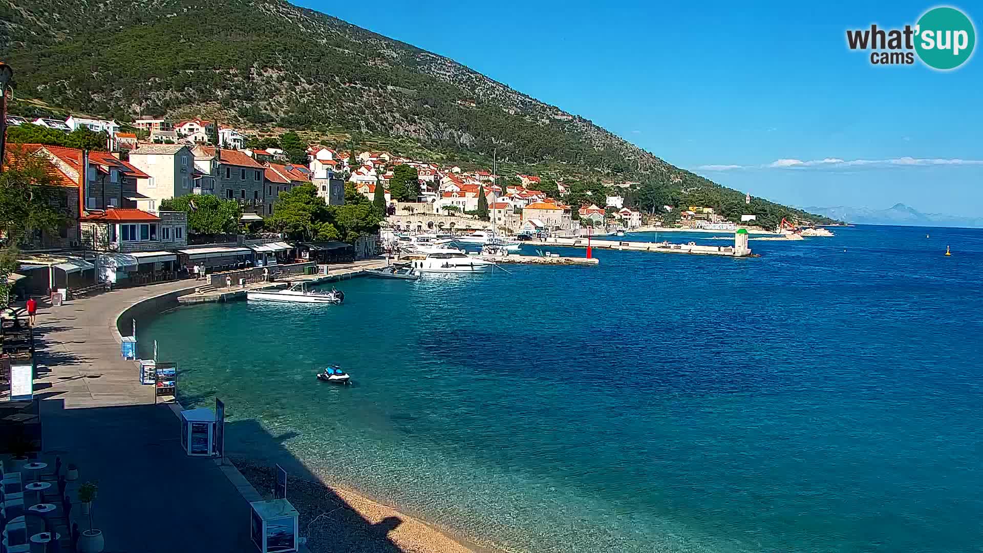 Spletna kamera Bol – Center mesta in marina v živo