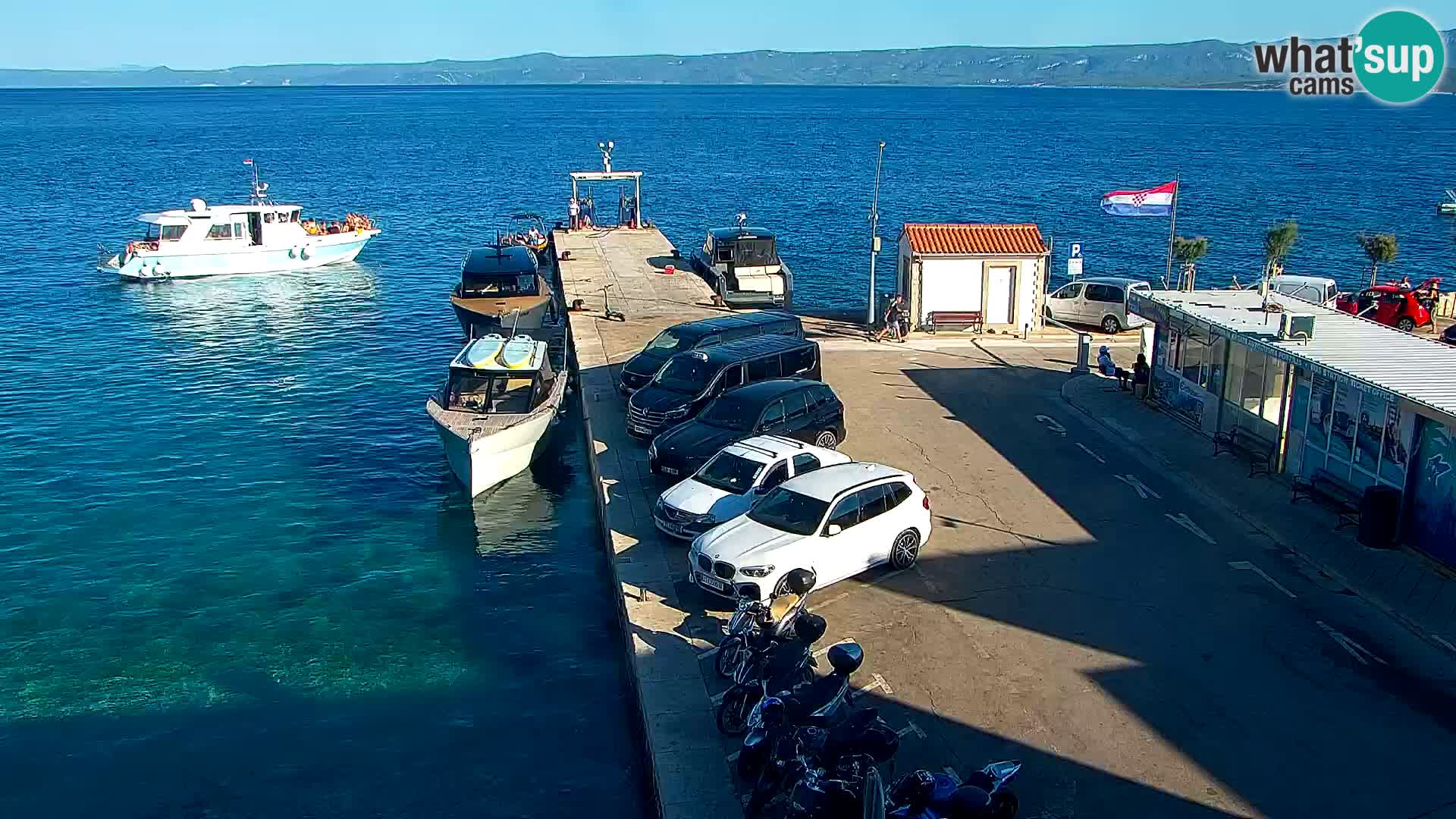 Spletna kamera Bol – Center mesta in marina v živo