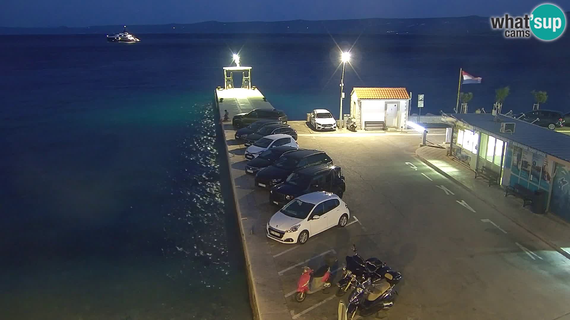Web kamera Bol – Centar mjesta i marina | Pogled uživo