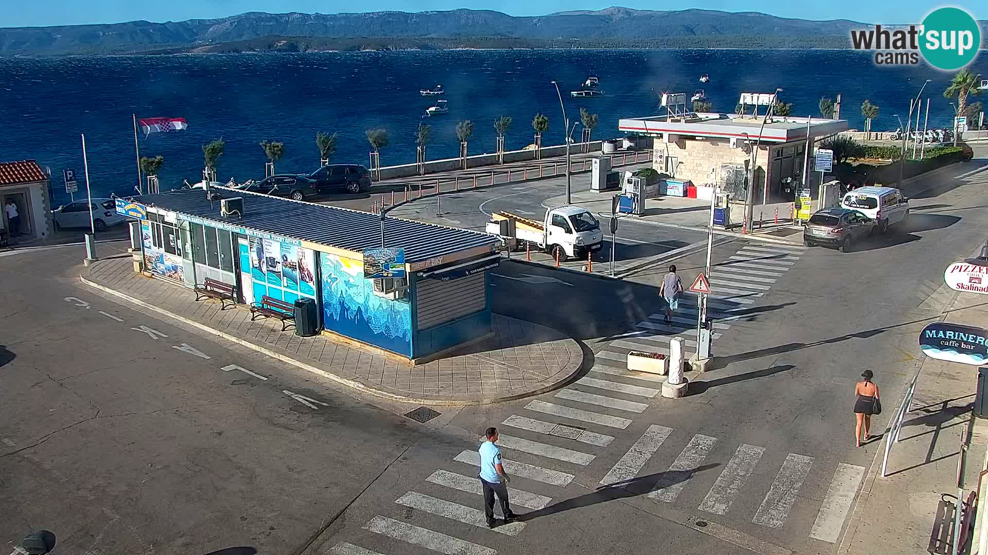 Spletna kamera Bol – Center mesta in marina v živo