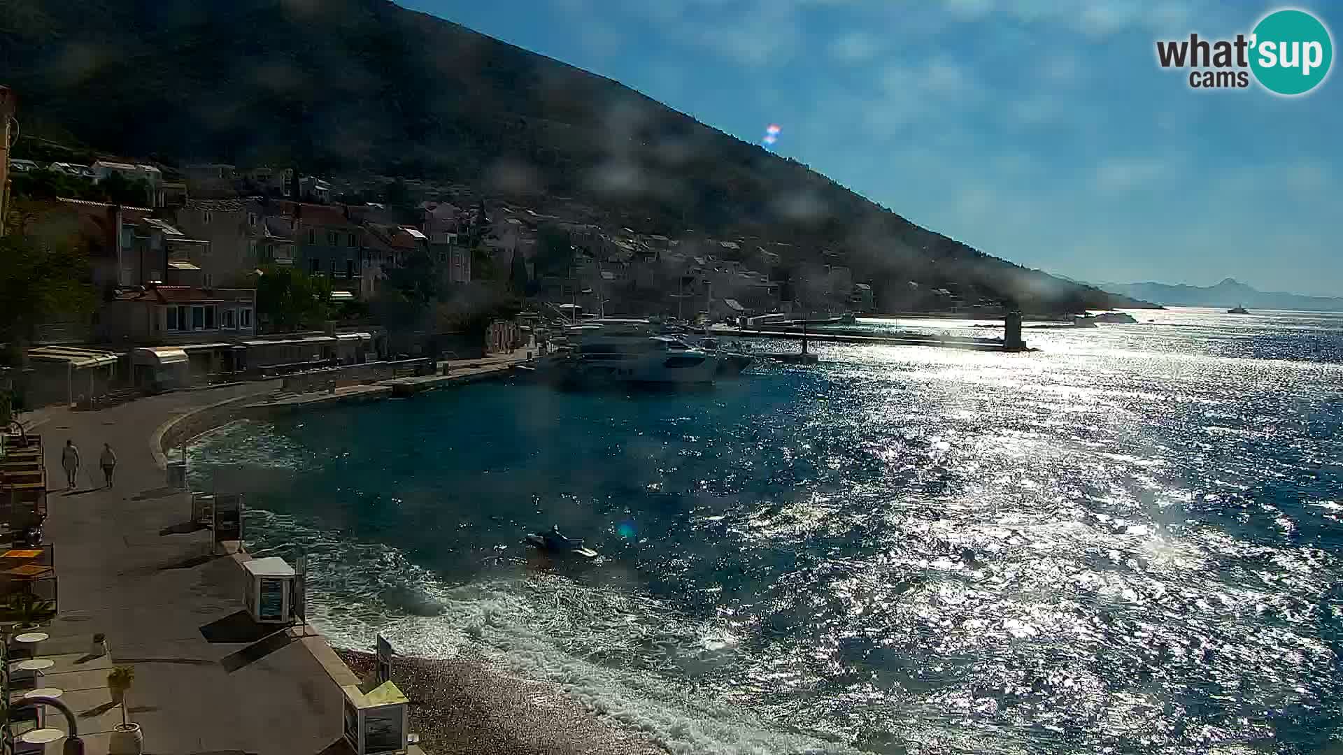 Spletna kamera Bol – Center mesta in marina v živo