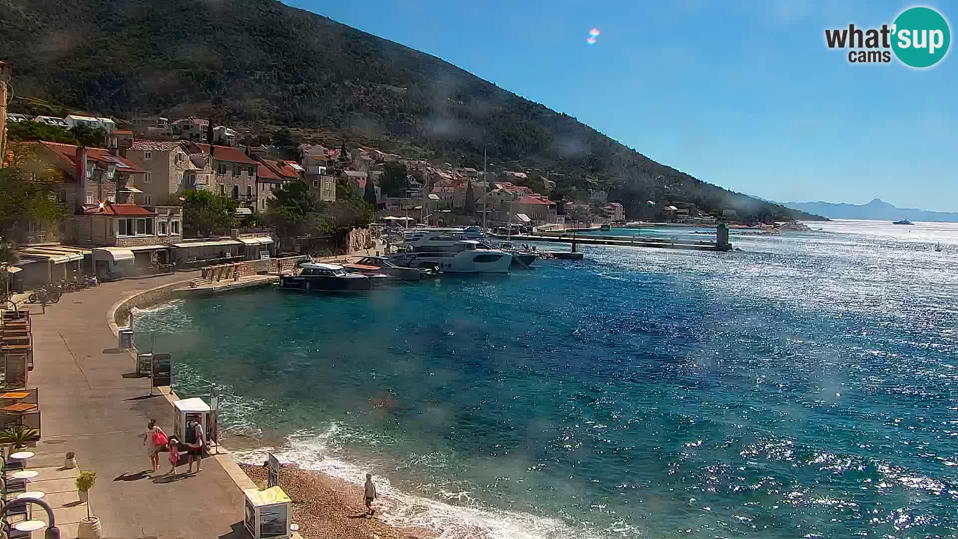 Spletna kamera Bol – Center mesta in marina v živo