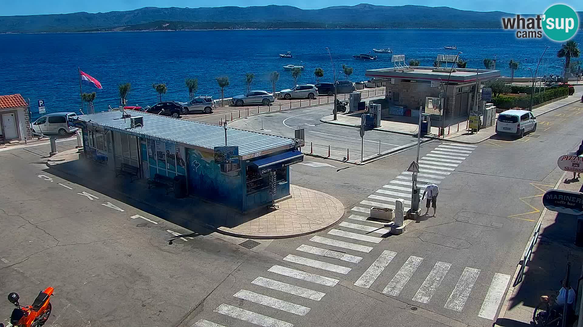 Spletna kamera Bol – Center mesta in marina v živo