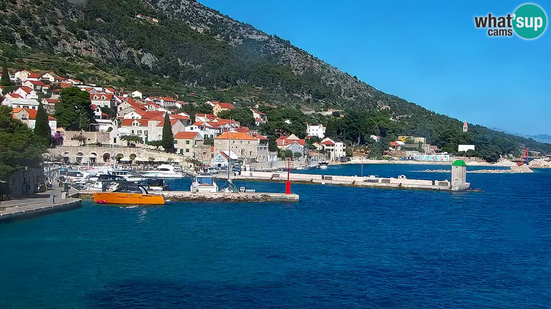 Web kamera Bol – Centar mjesta i marina | Pogled uživo