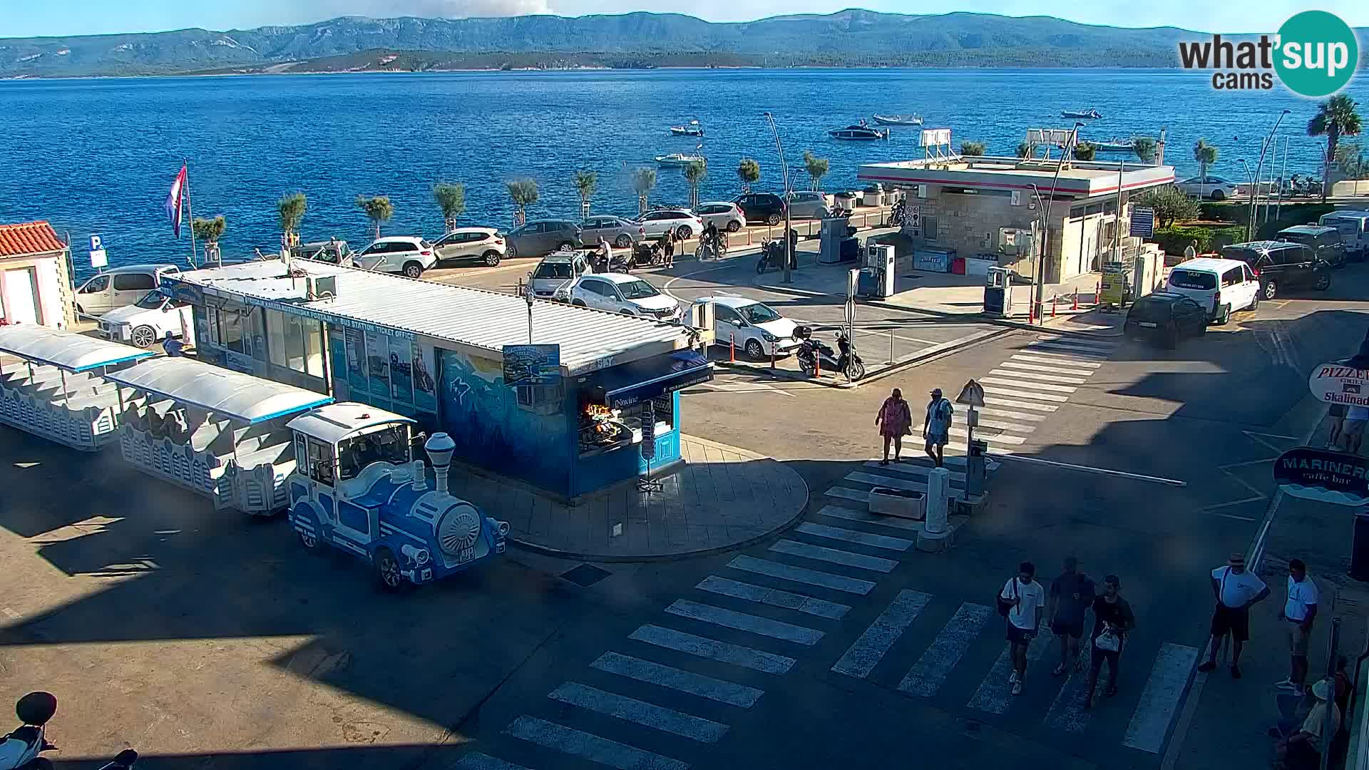 Spletna kamera Bol – Center mesta in marina v živo