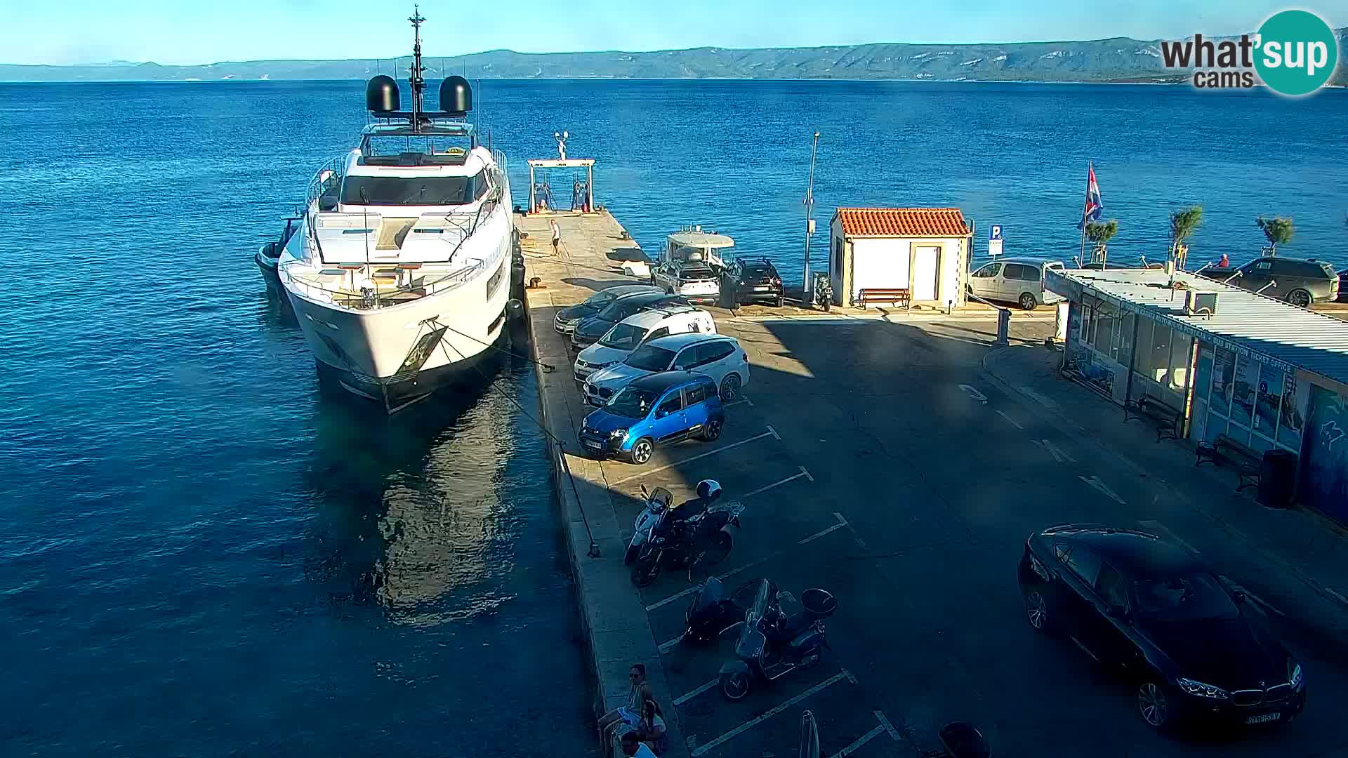 Web kamera Bol – Centar mjesta i marina | Pogled uživo