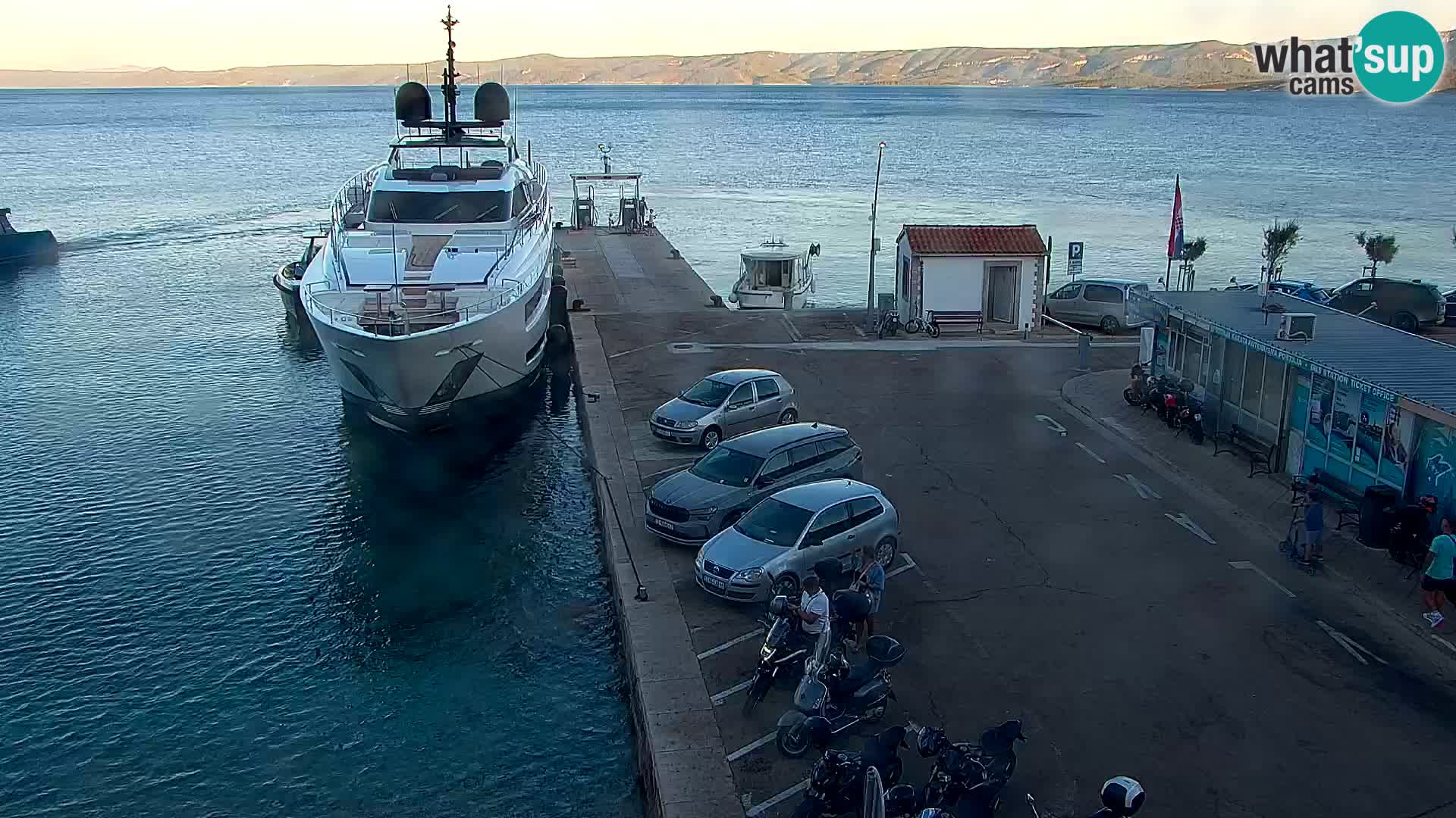 Webcam Bol Centro e Marina – Vista live dal porto di Bol