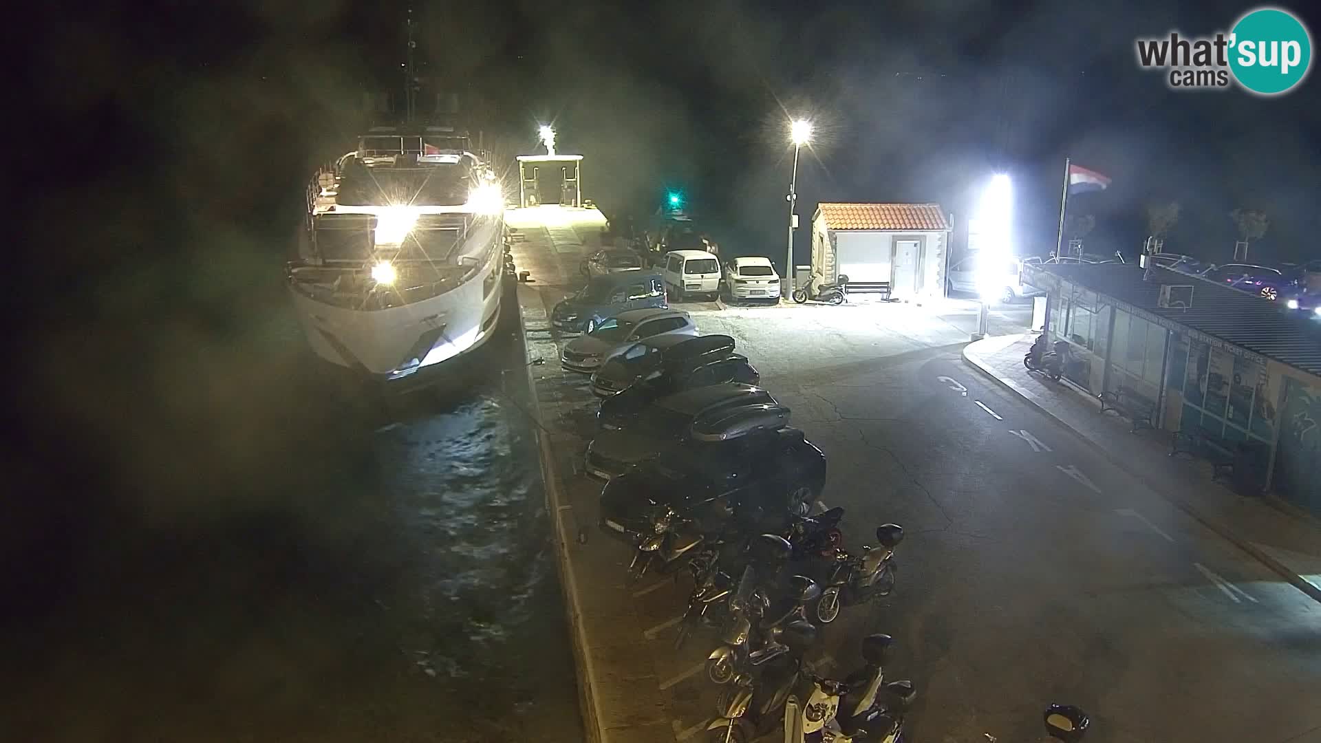 Spletna kamera Bol – Center mesta in marina v živo