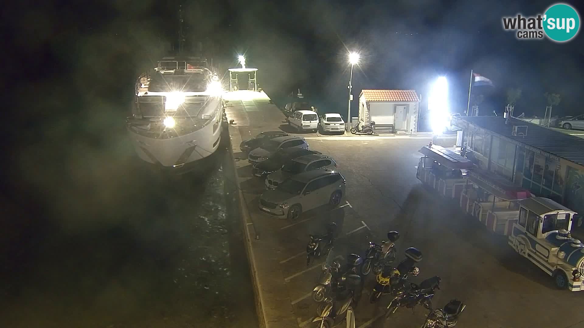 Spletna kamera Bol – Center mesta in marina v živo