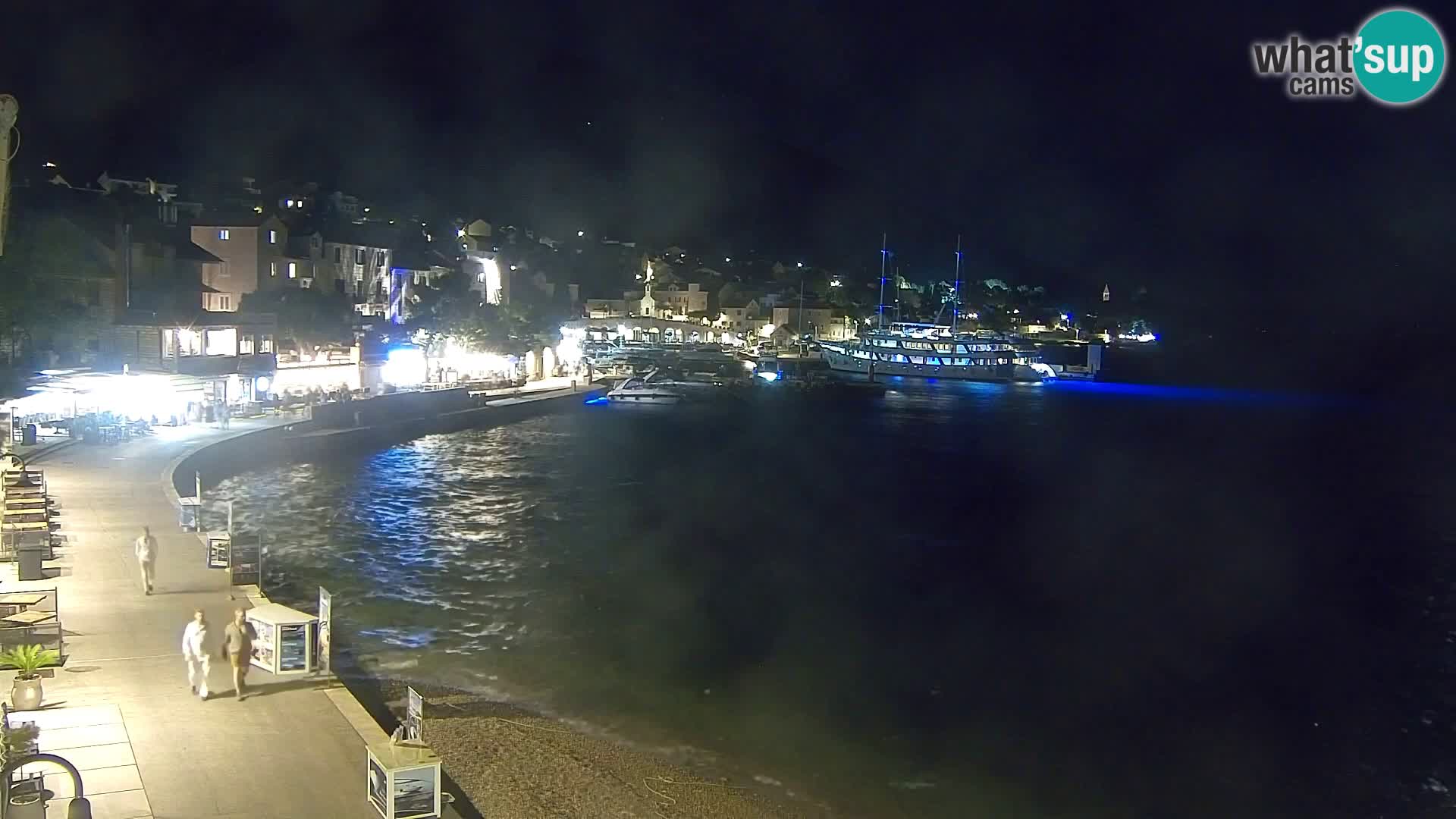 Spletna kamera Bol – Center mesta in marina v živo