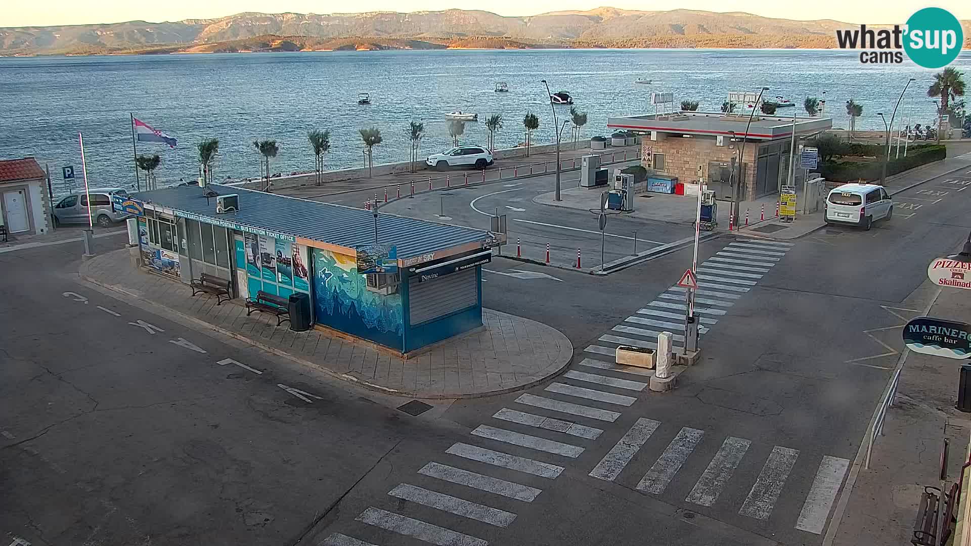 Spletna kamera Bol – Center mesta in marina v živo