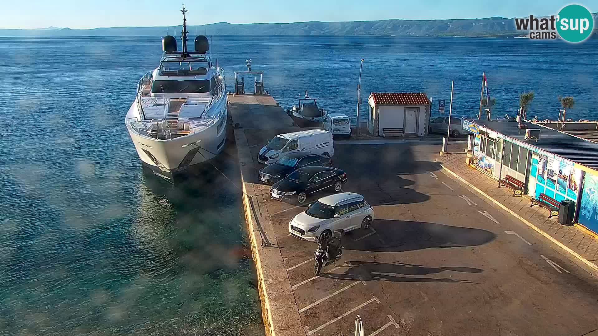Web kamera Bol – Centar mjesta i marina | Pogled uživo