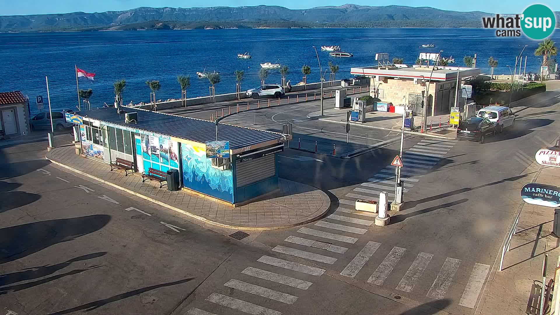 Web kamera Bol – Centar mjesta i marina | Pogled uživo