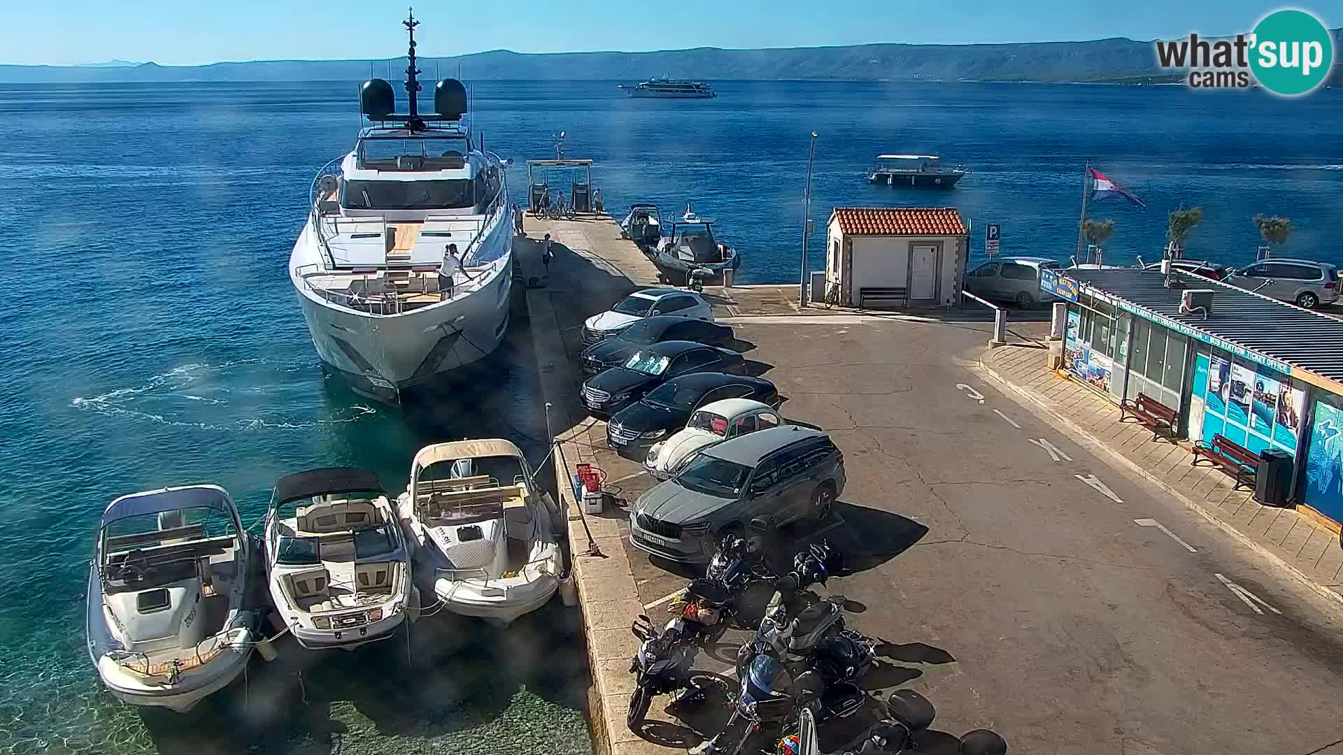 Spletna kamera Bol – Center mesta in marina v živo