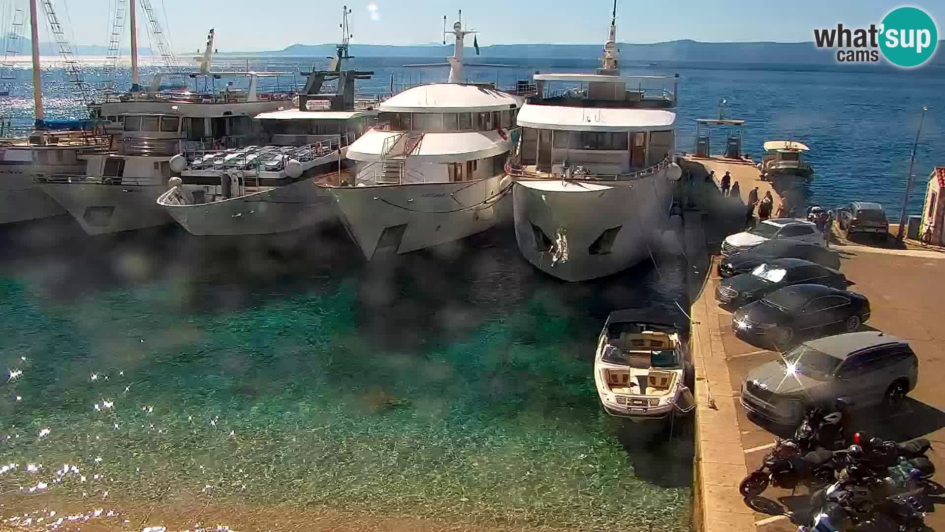 Spletna kamera Bol – Center mesta in marina v živo