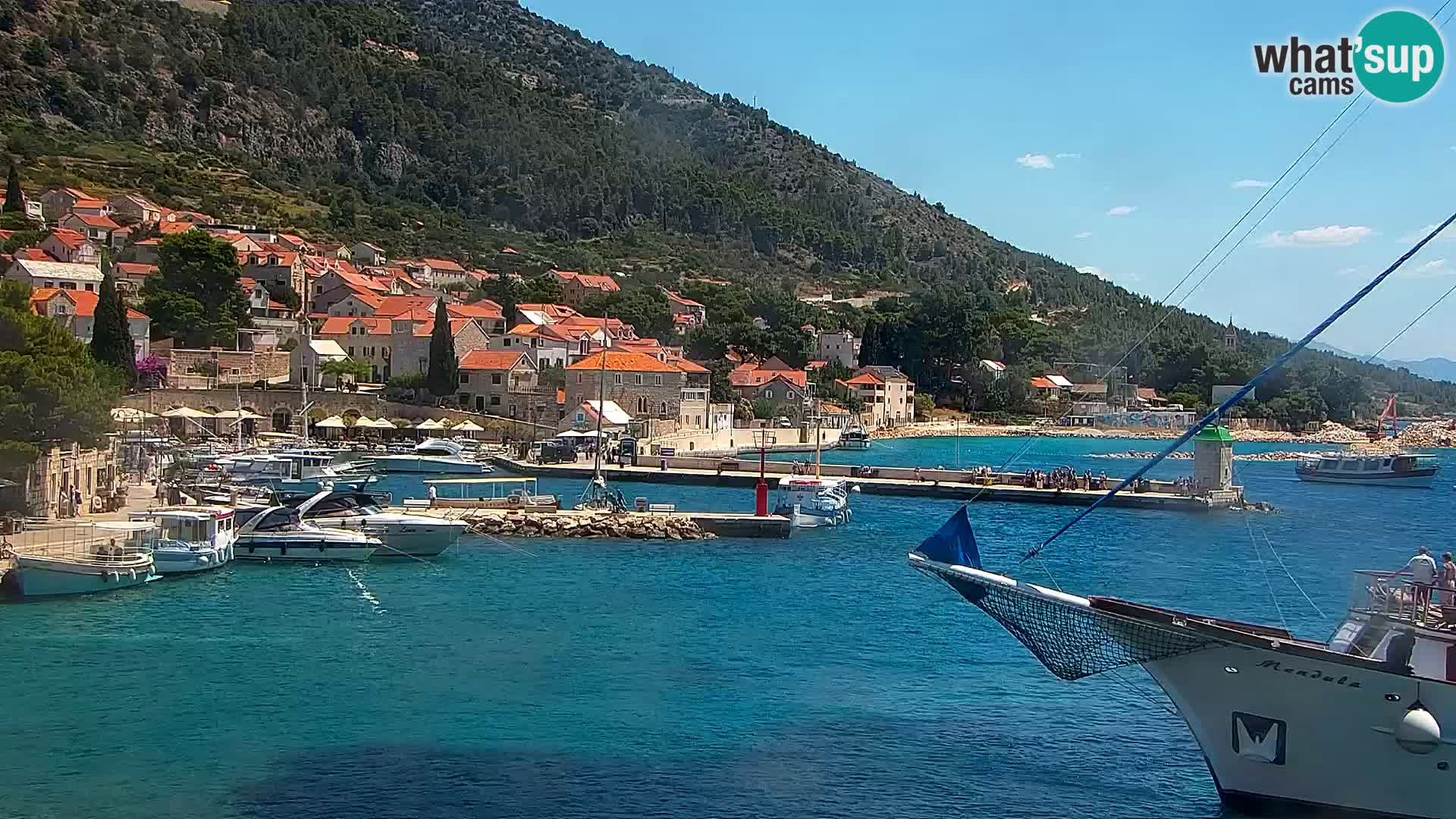 Web kamera Bol – Centar mjesta i marina | Pogled uživo