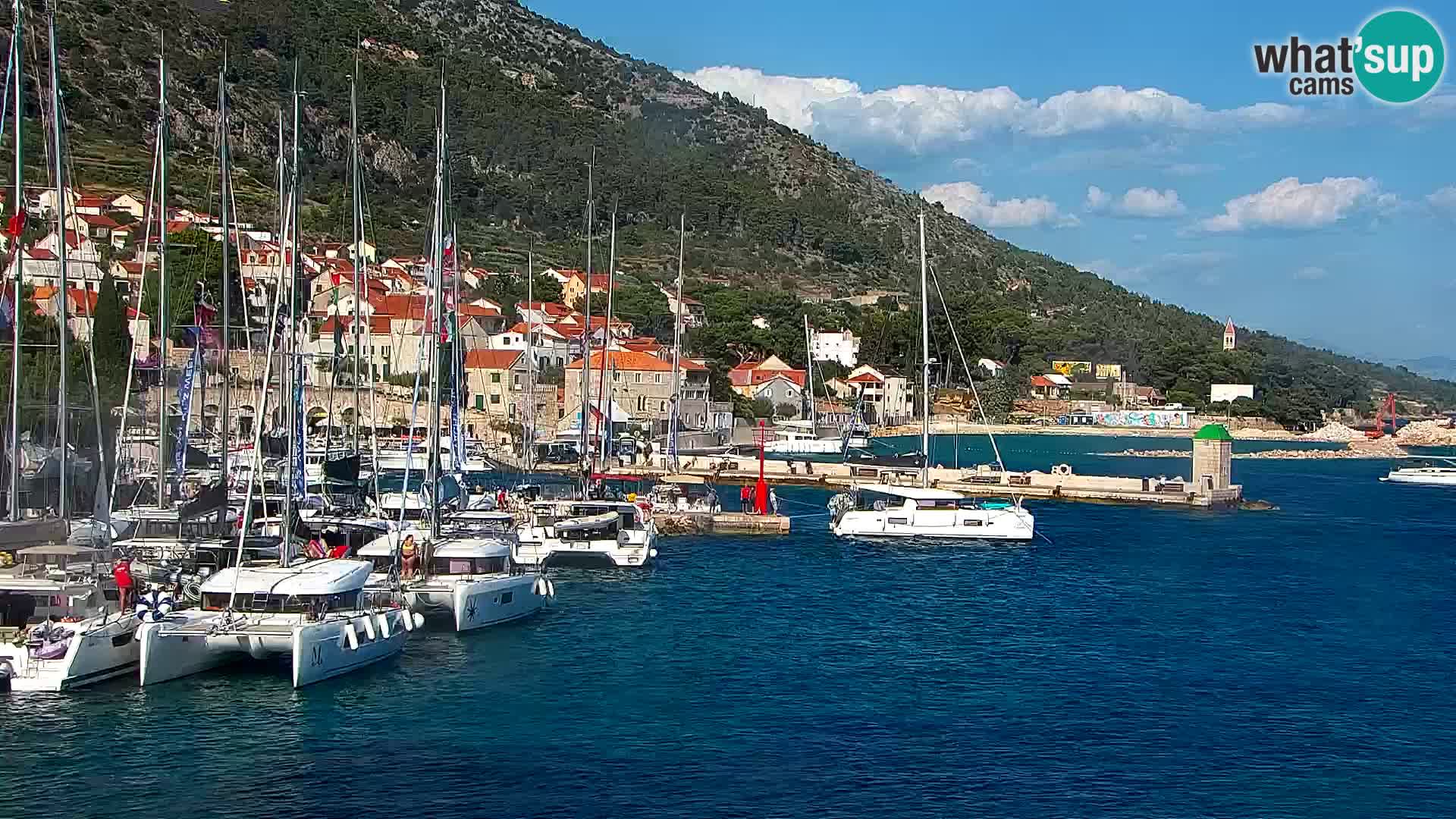 Web kamera Bol – Centar mjesta i marina | Pogled uživo