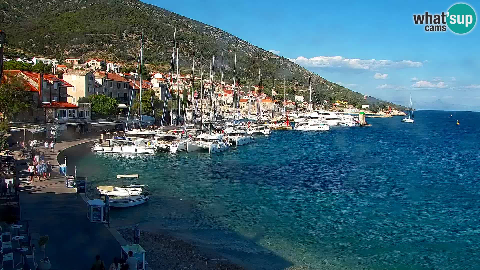Spletna kamera Bol – Center mesta in marina v živo