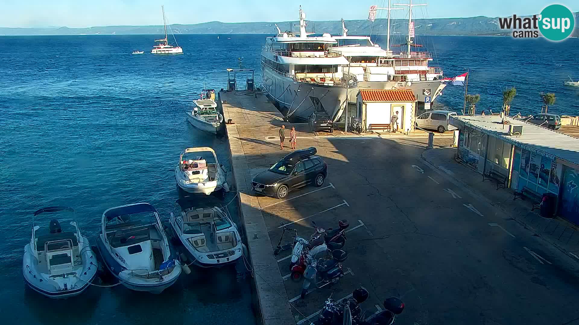 Web kamera Bol – Centar mjesta i marina | Pogled uživo