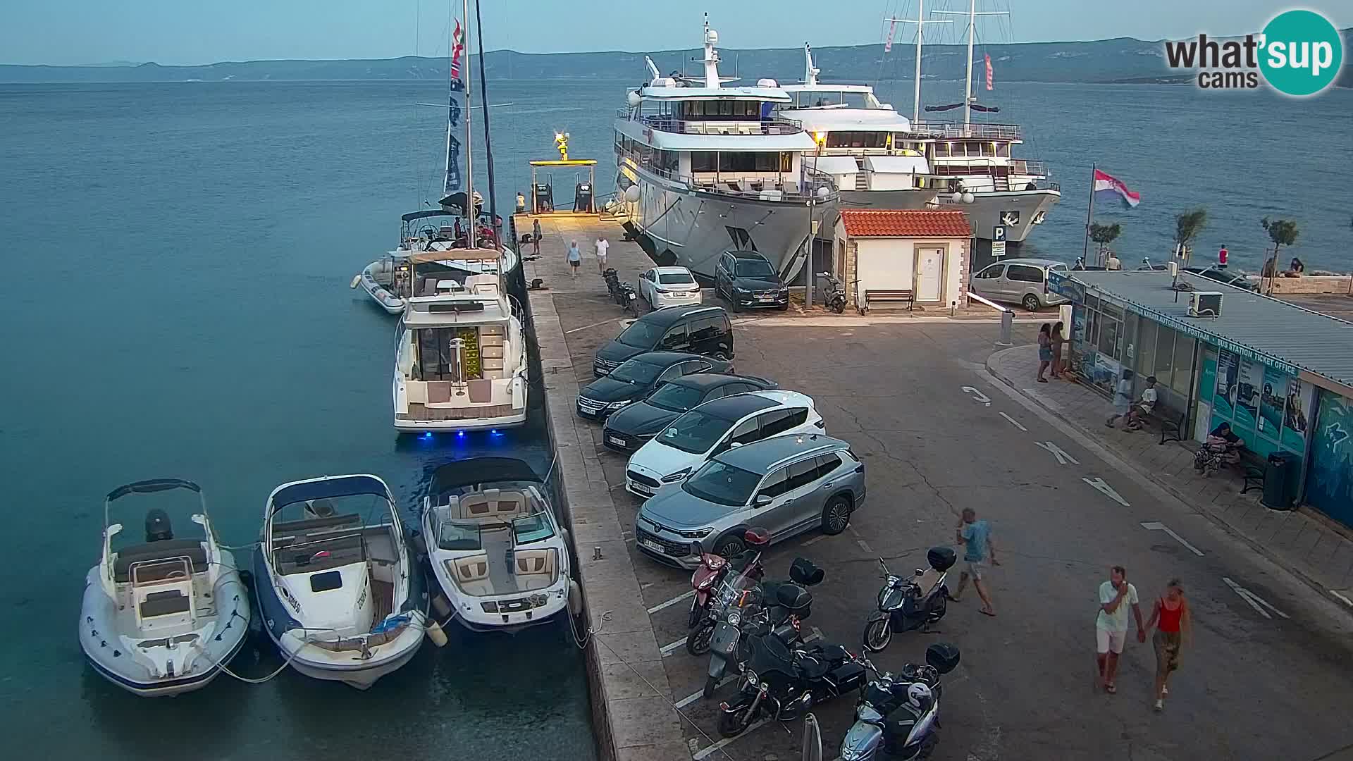 Spletna kamera Bol – Center mesta in marina v živo
