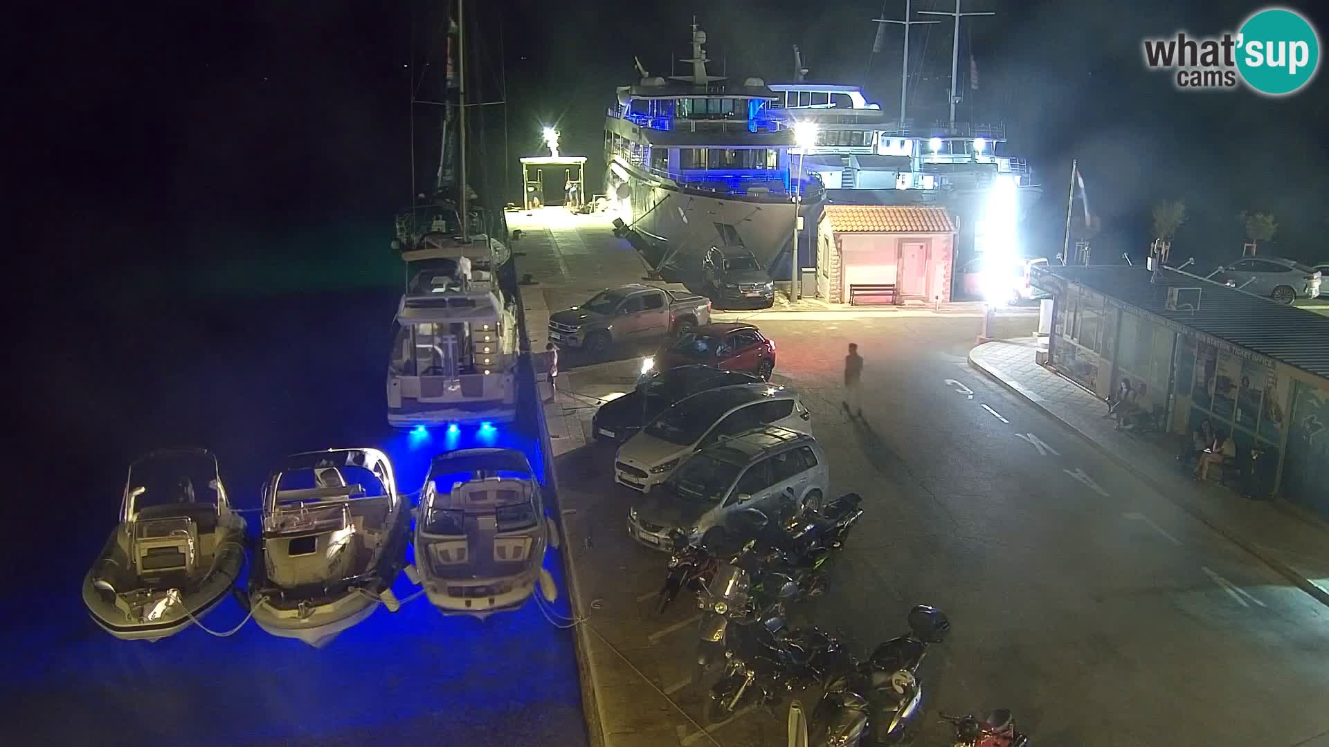 Spletna kamera Bol – Center mesta in marina v živo
