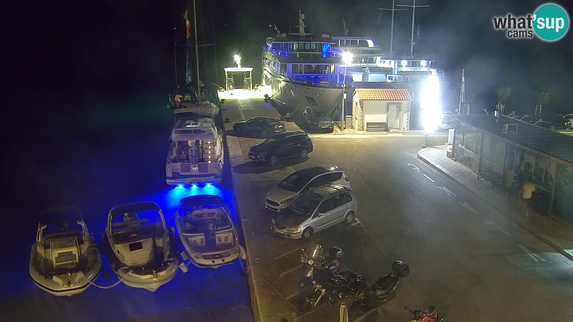 Spletna kamera Bol – Center mesta in marina v živo